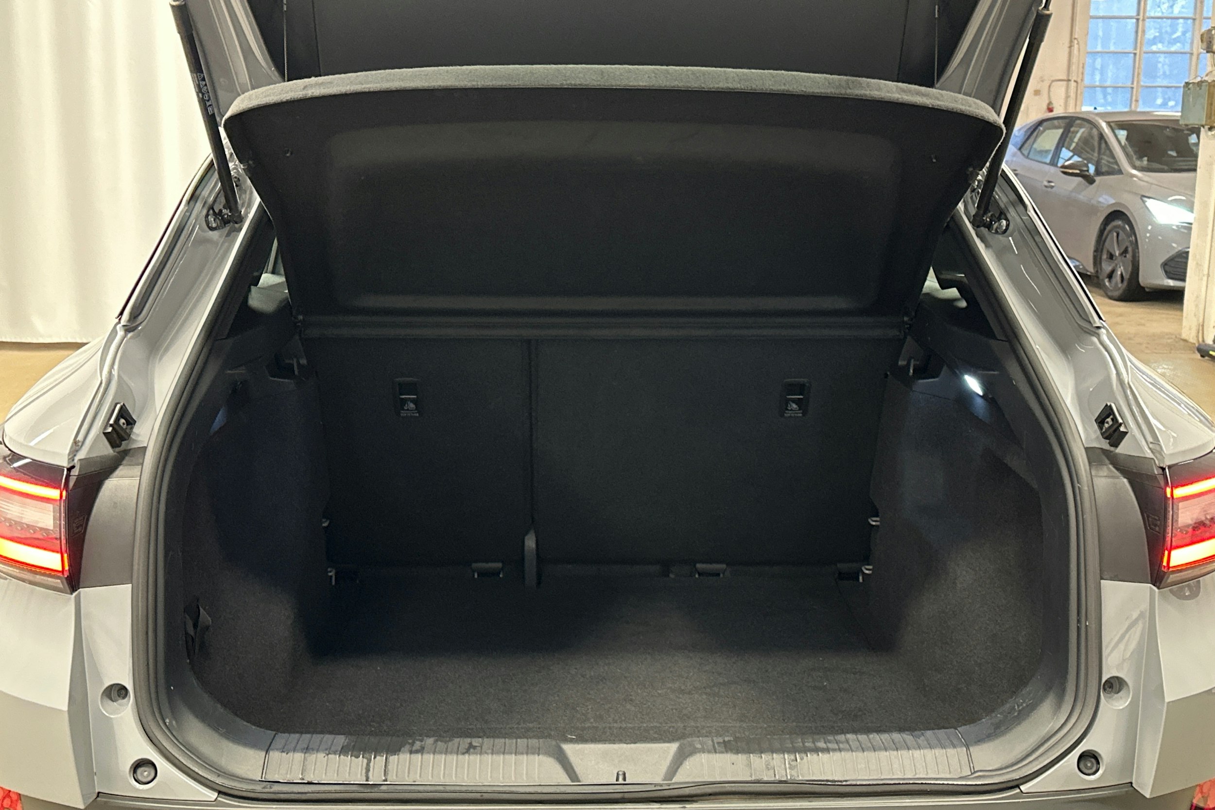 harmaa Volkswagen ID.4 2023 kuva 11.