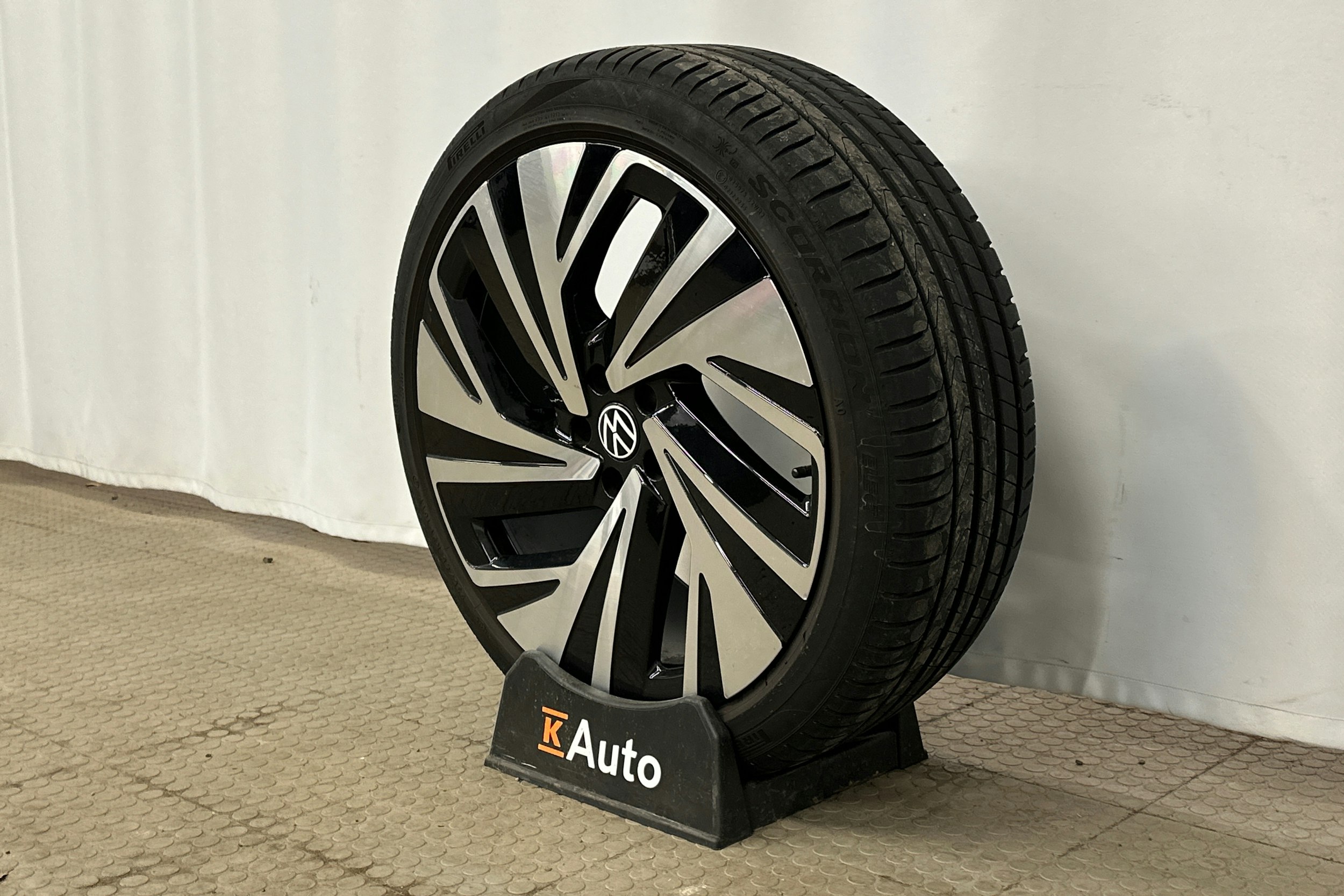 musta Volkswagen ID.4 2023 kuva 13.