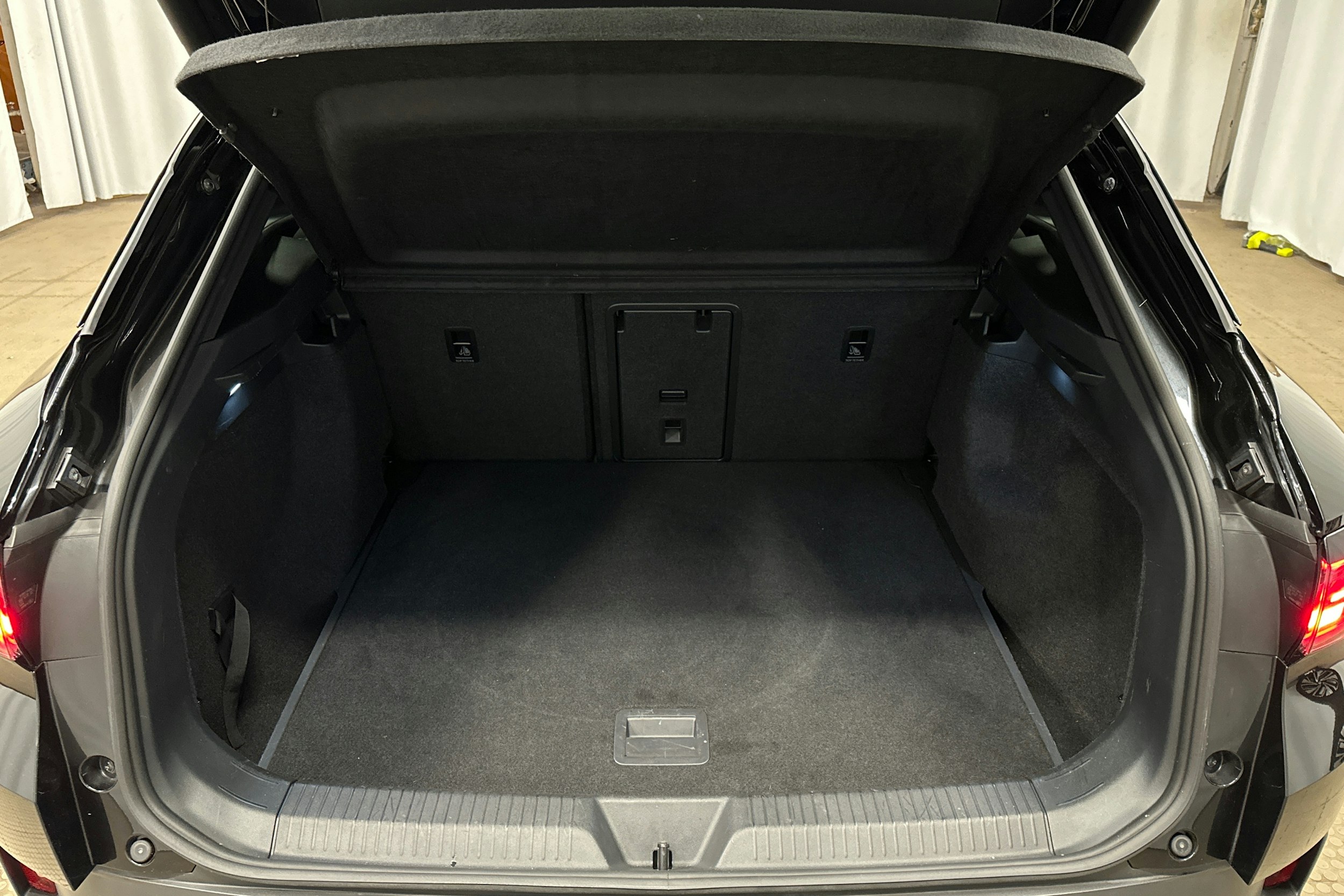 musta Volkswagen ID.4 2023 kuva 14.