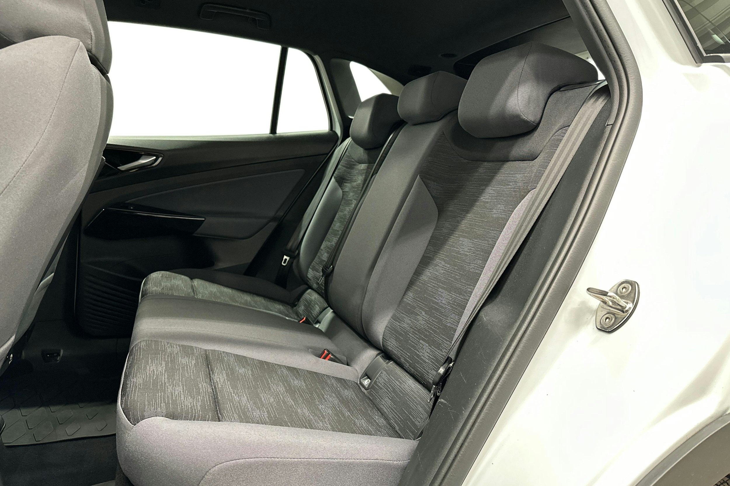 valkoinen Volkswagen ID.4 2023 kuva 10.