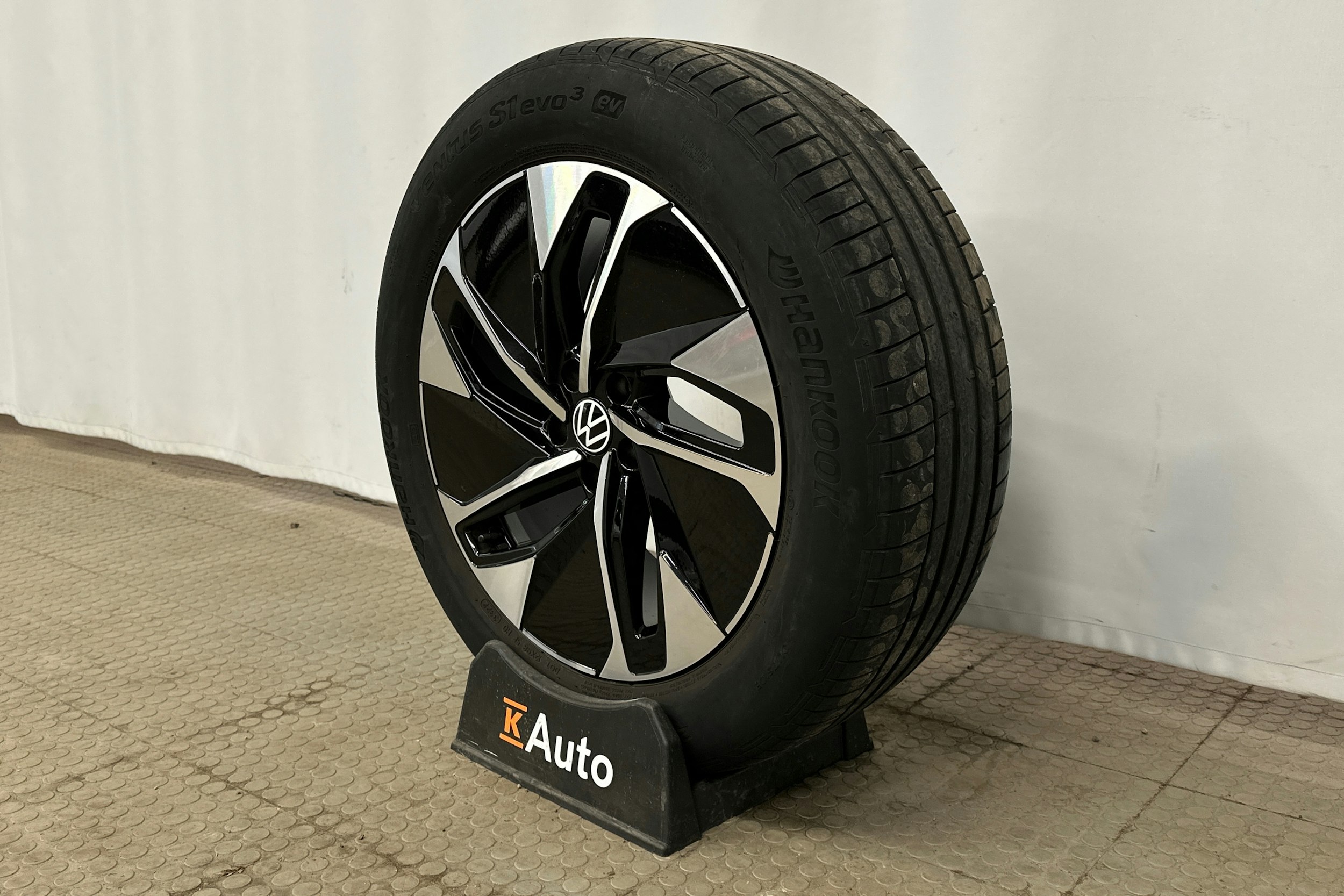 valkoinen Volkswagen ID.4 2023 kuva 13.