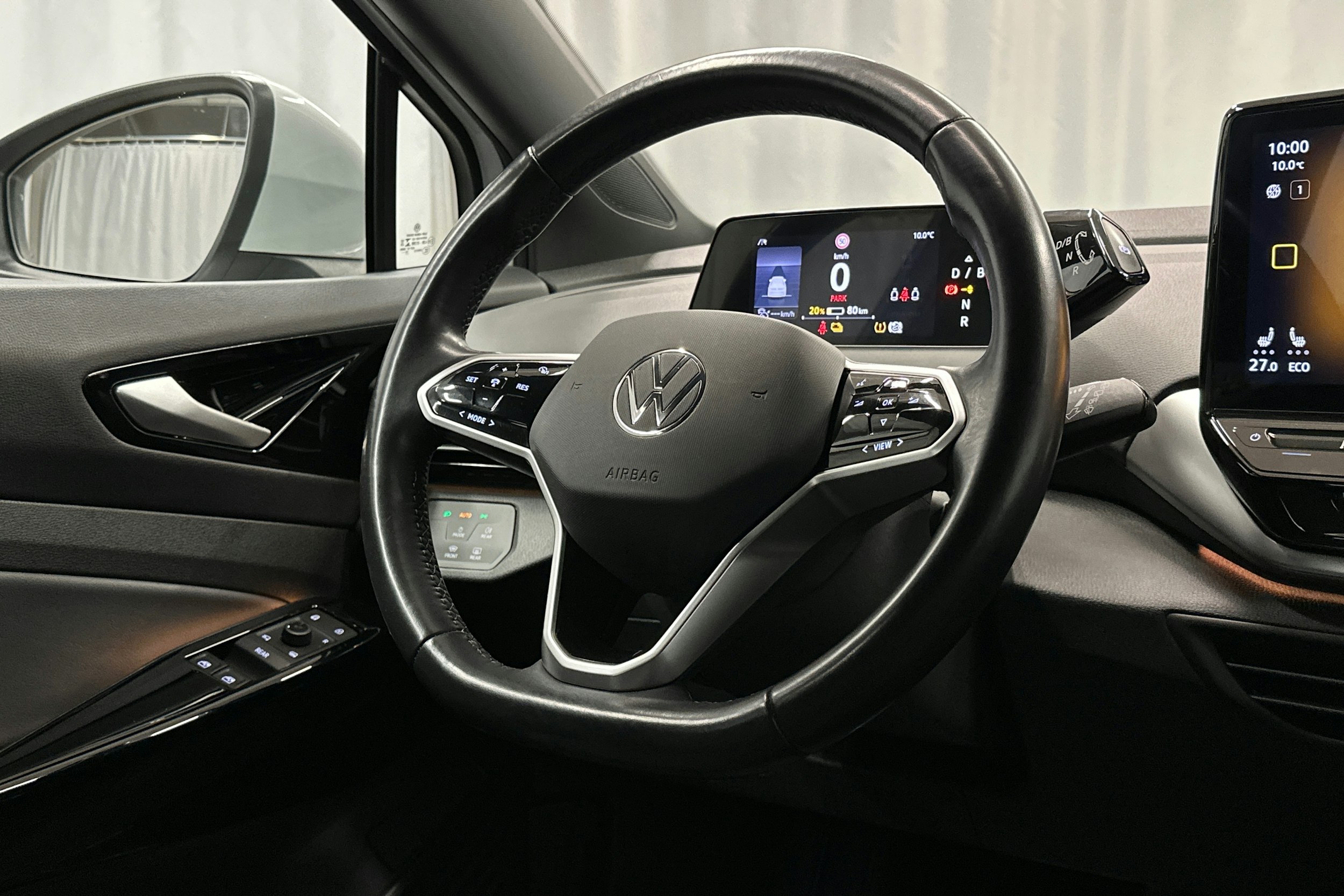 valkoinen Volkswagen ID.4 2023 kuva 14.