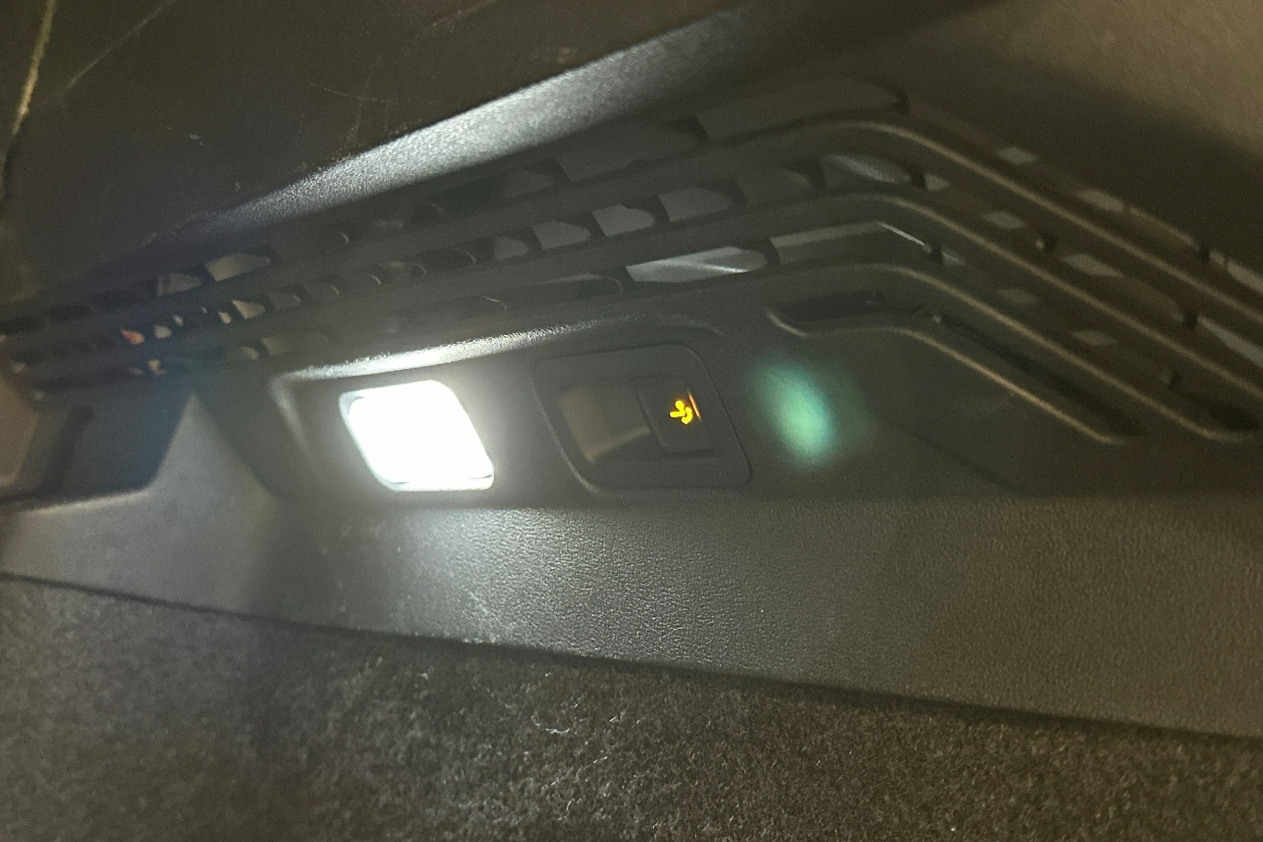 valkoinen Volkswagen ID.4 2023 kuva 16.