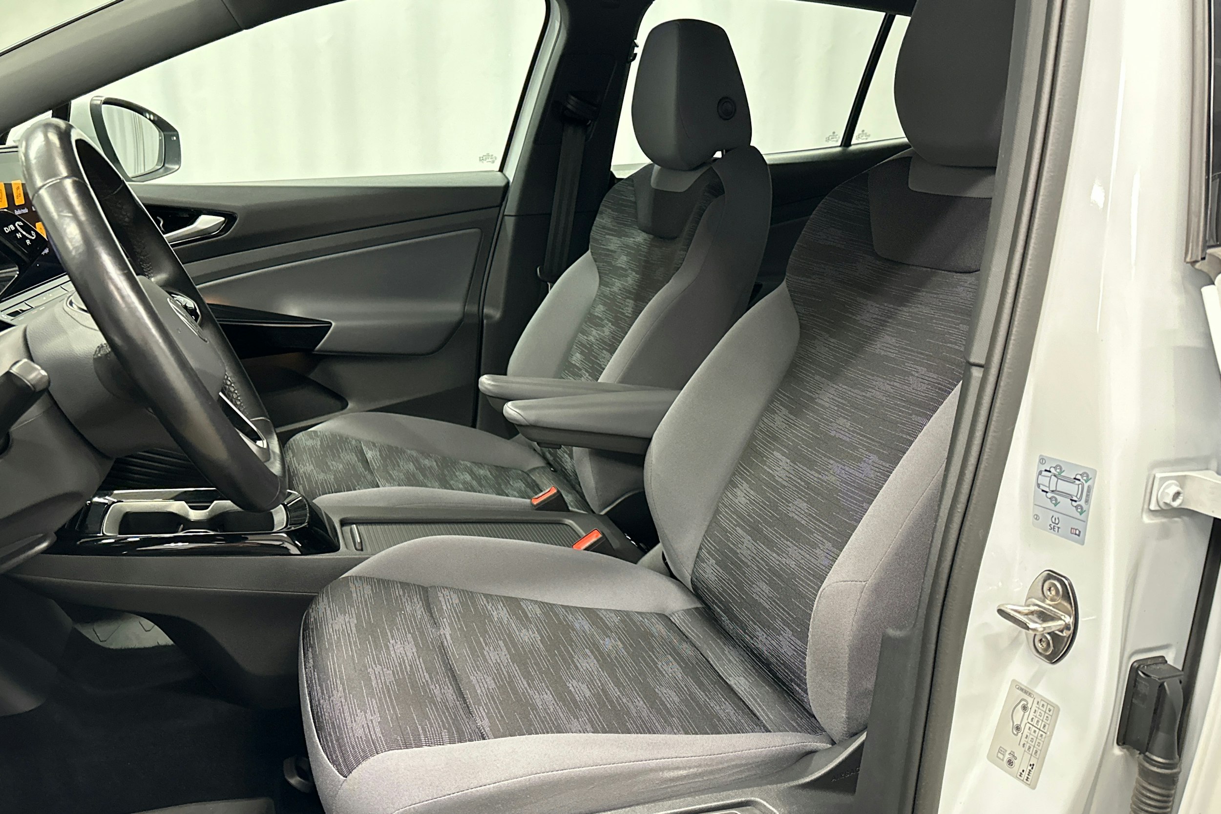 valkoinen Volkswagen ID.4 2023 kuva 17.