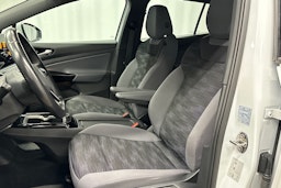 valkoinen Volkswagen ID.4 2023 kuva 17.