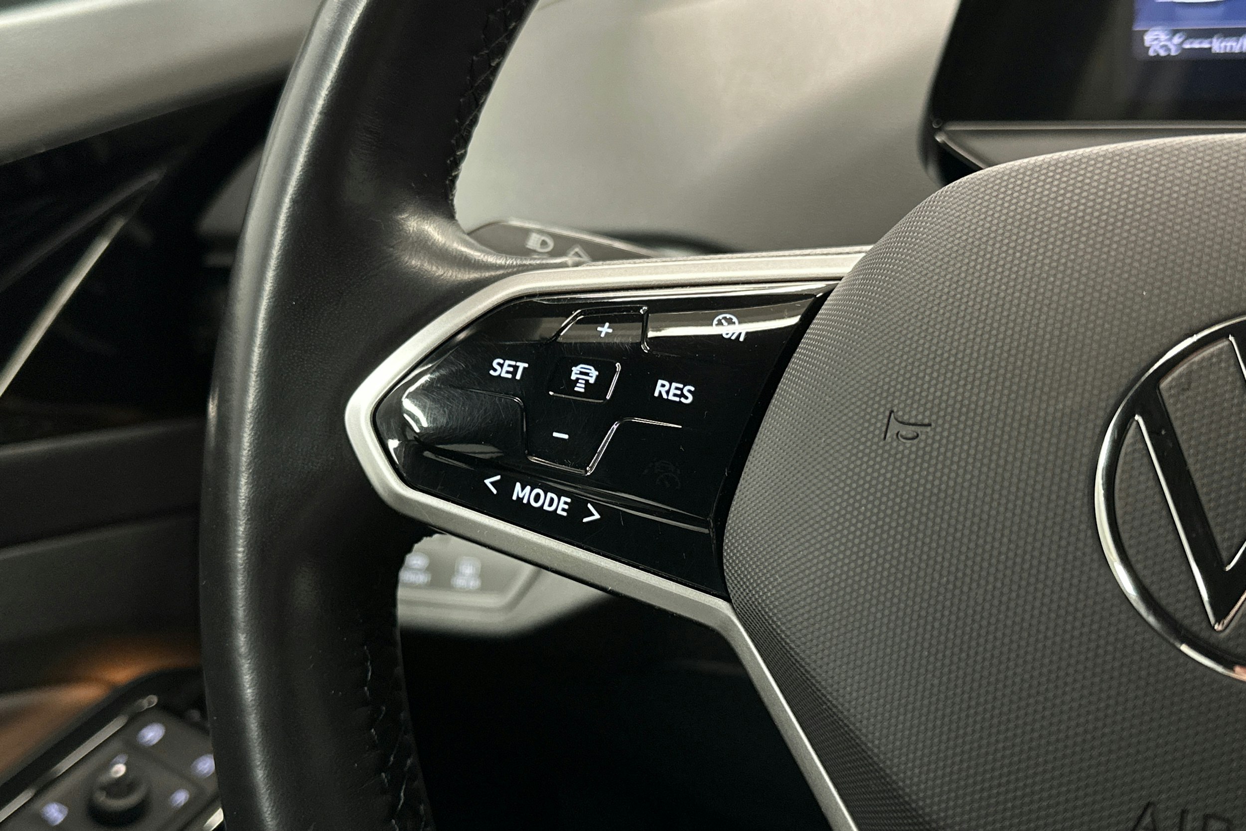 valkoinen Volkswagen ID.4 2023 kuva 18.