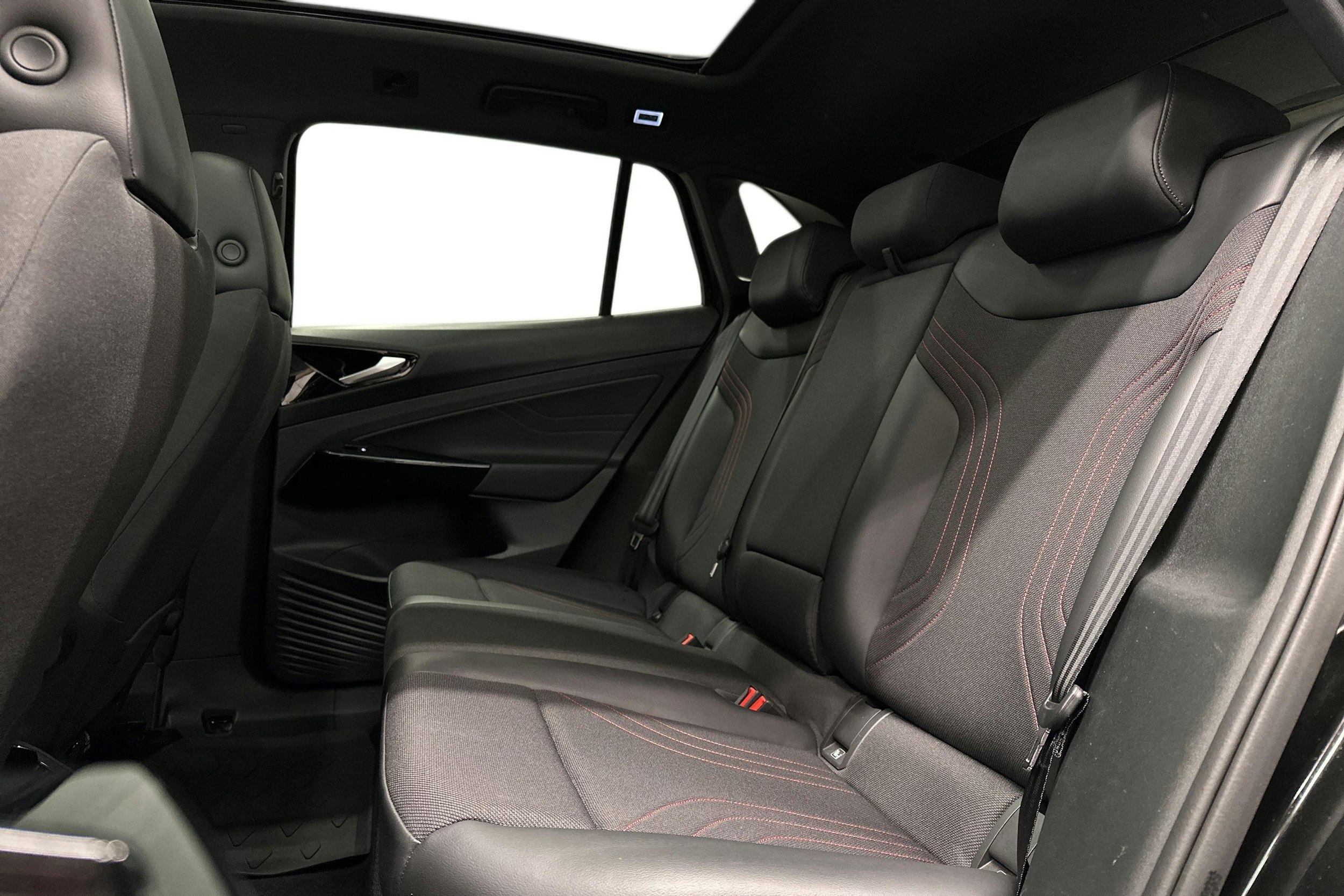 musta Volkswagen ID.4 2023 kuva 11.