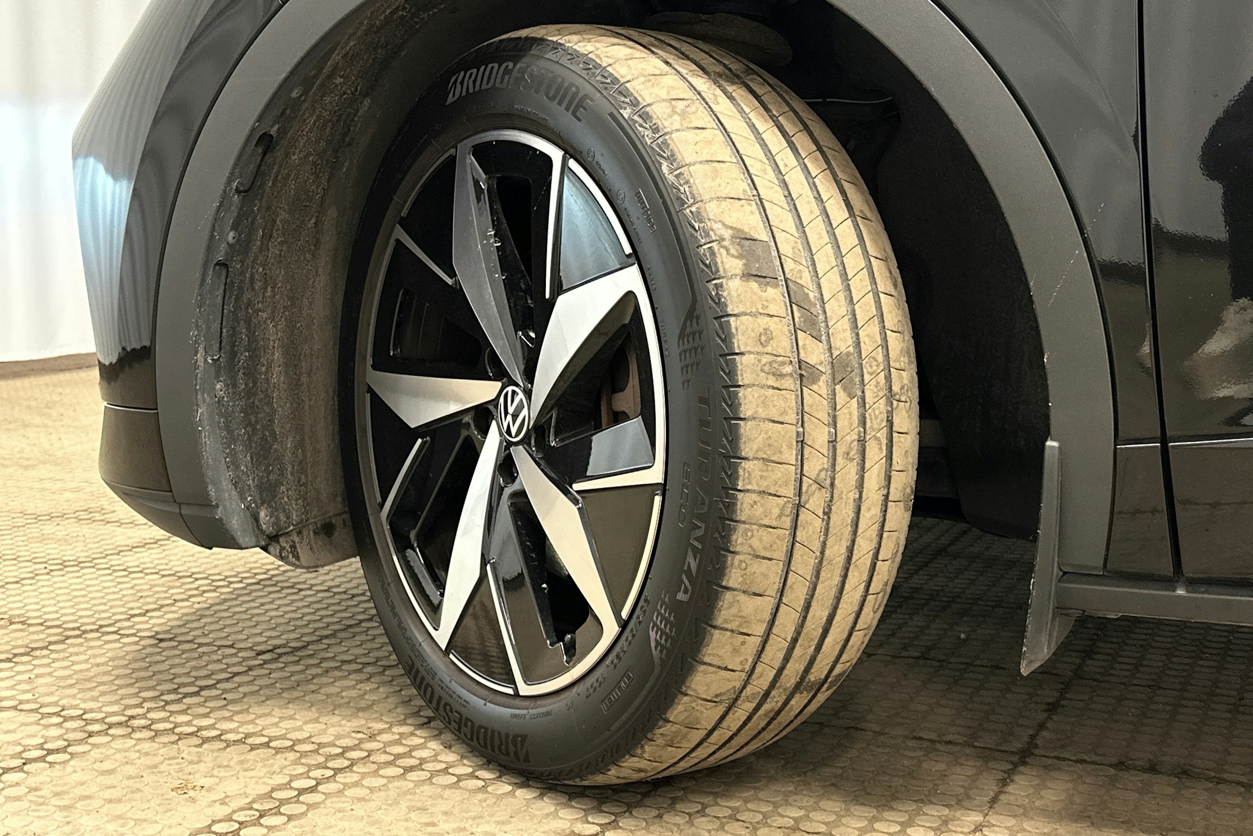 musta Volkswagen ID.4 2023 kuva 14.