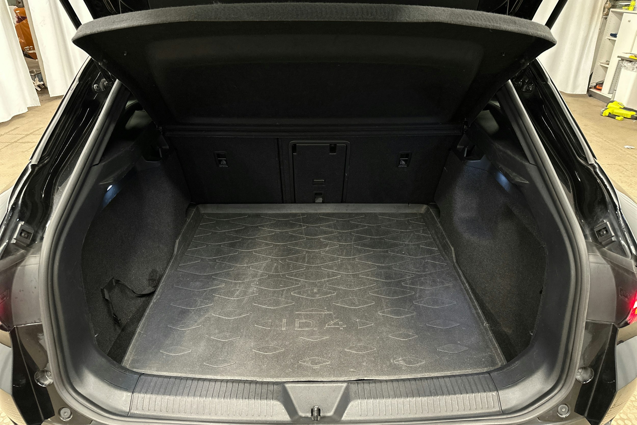 musta Volkswagen ID.4 2023 kuva 15.