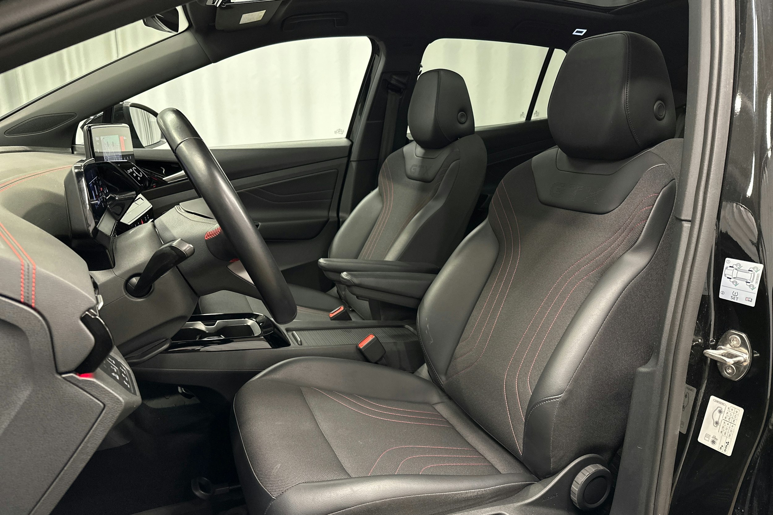 musta Volkswagen ID.4 2023 kuva 18.