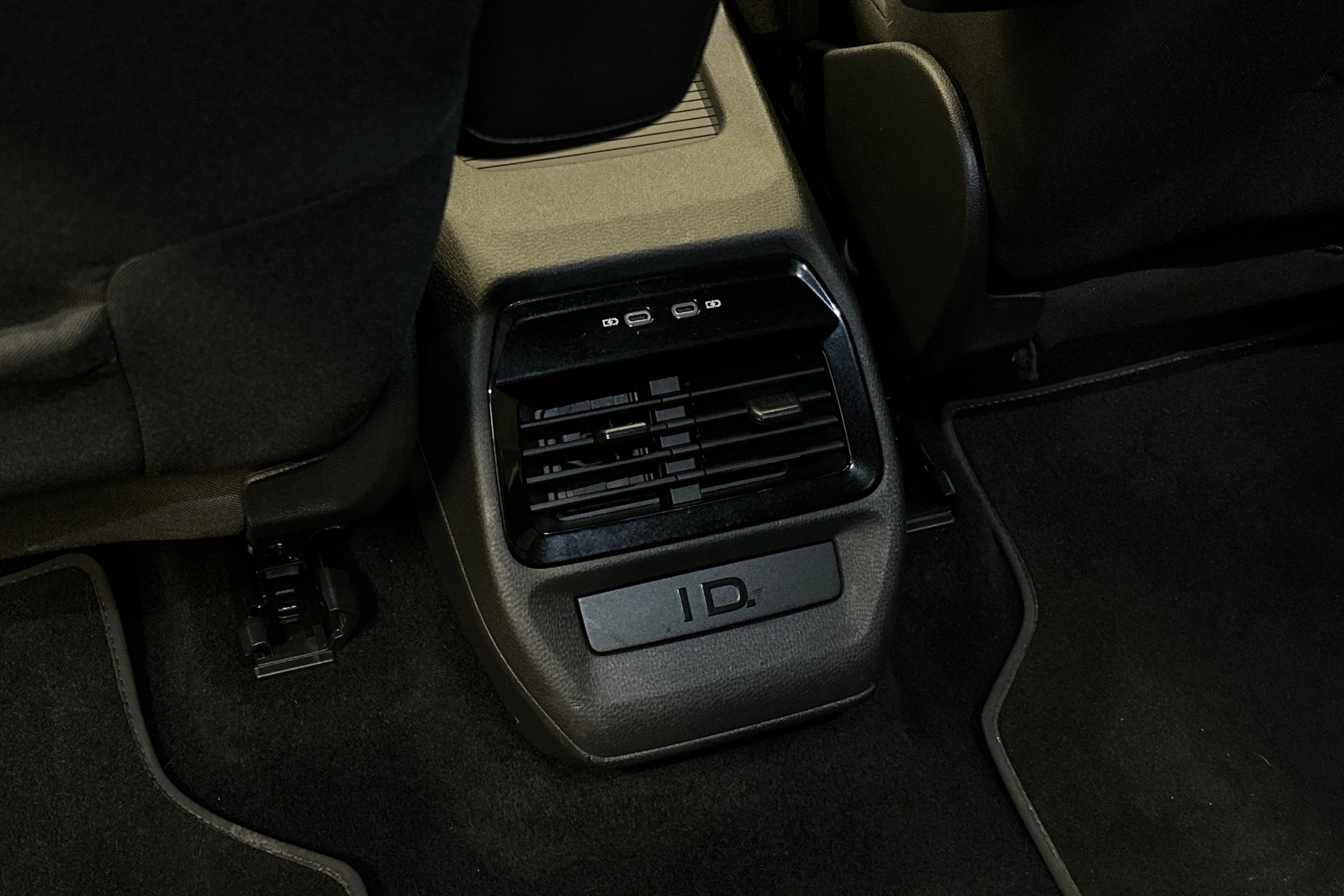 valkoinen Volkswagen ID.4 2023 kuva 37.
