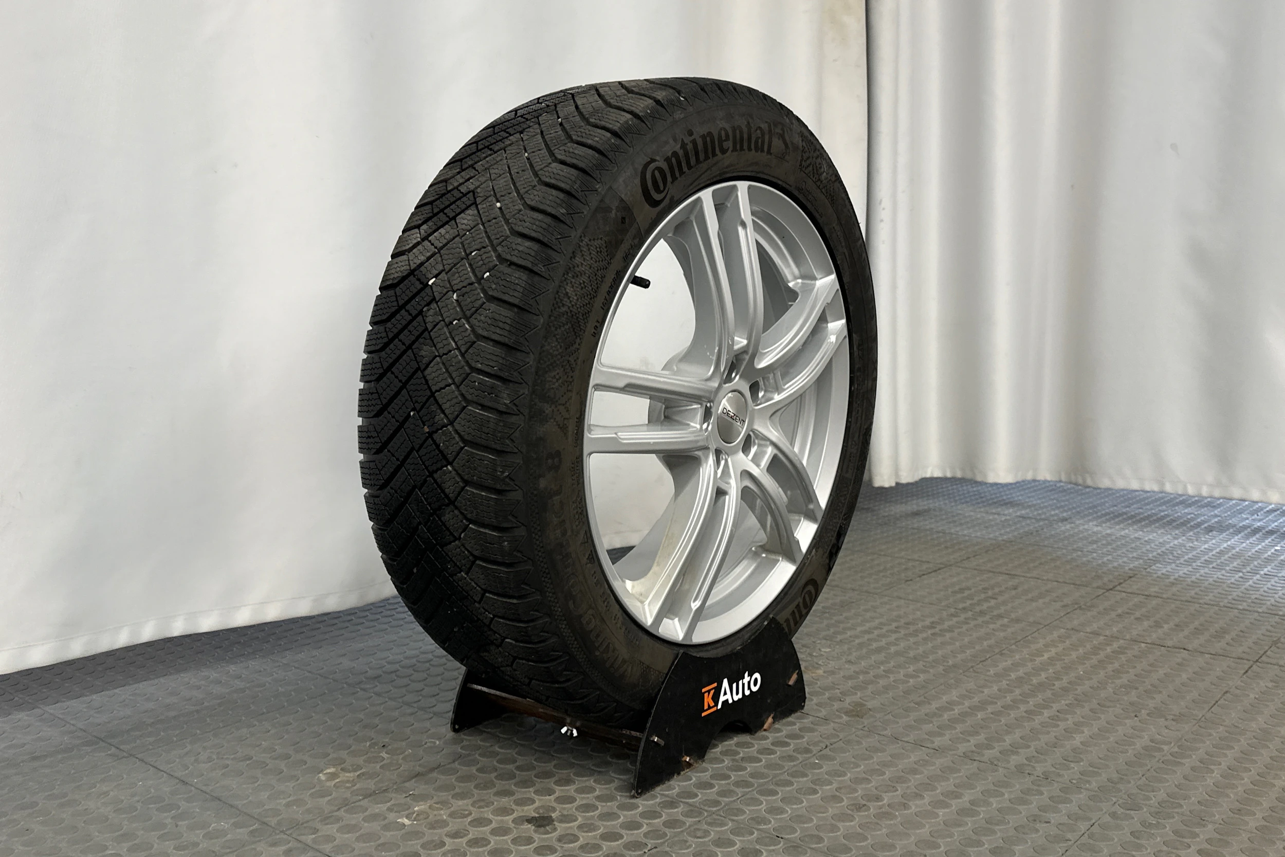harmaa Volkswagen ID.4 2023 kuva 10.