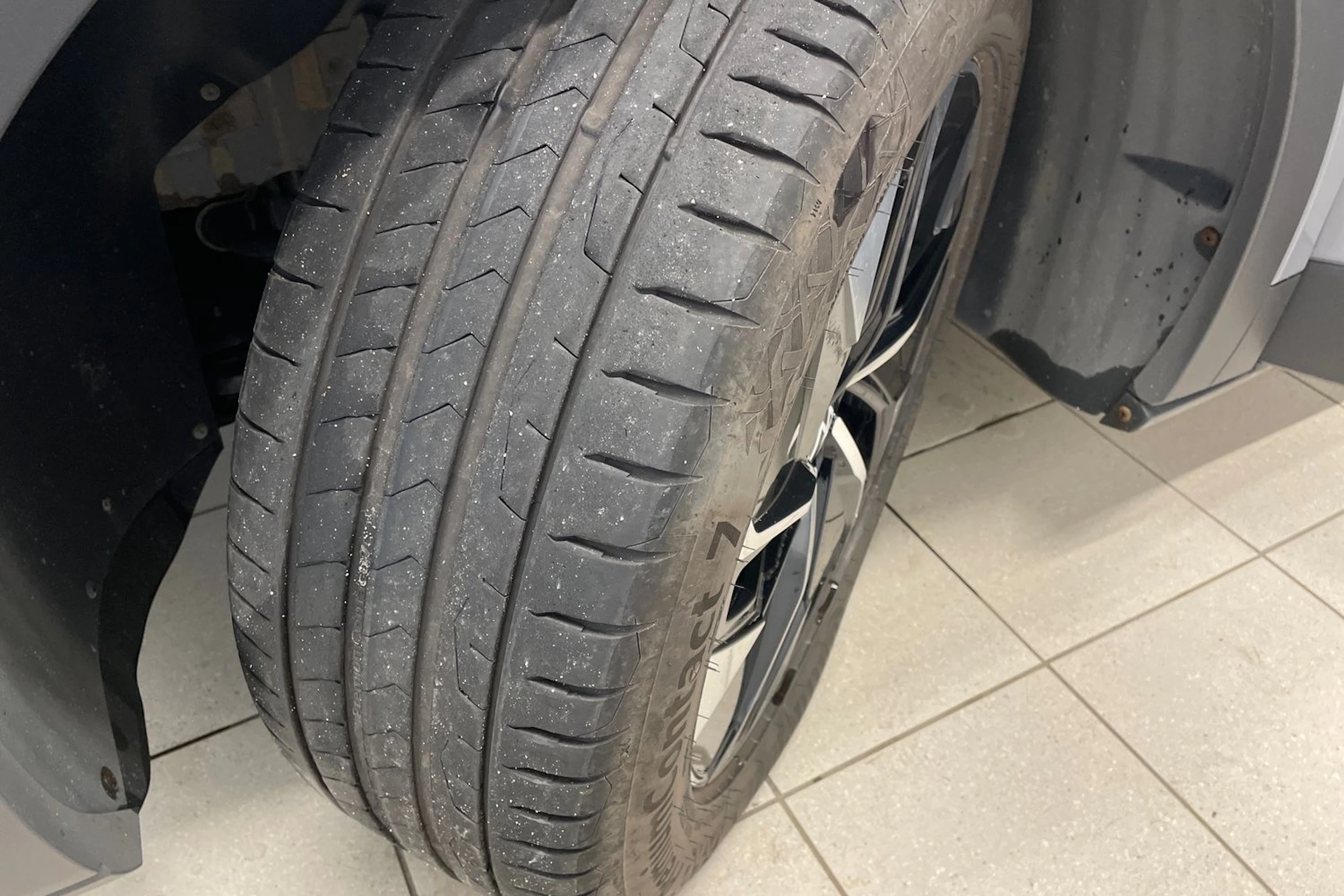 Harmaa Volkswagen ID.4 2023 kuva 10.
