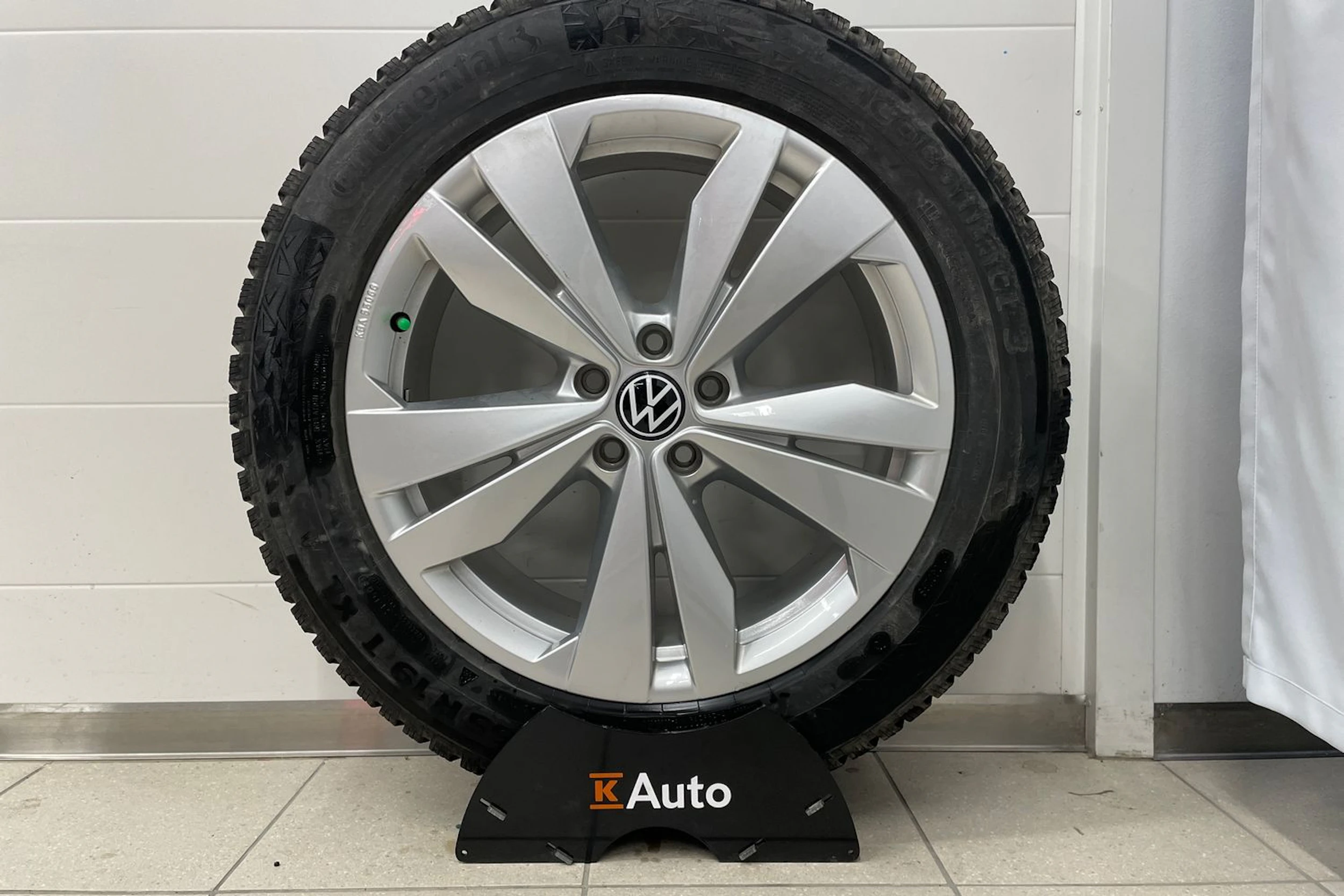 Harmaa Volkswagen ID.4 2023 kuva 26.