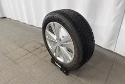 valkoinen Volkswagen ID.4 2023 kuva 10.