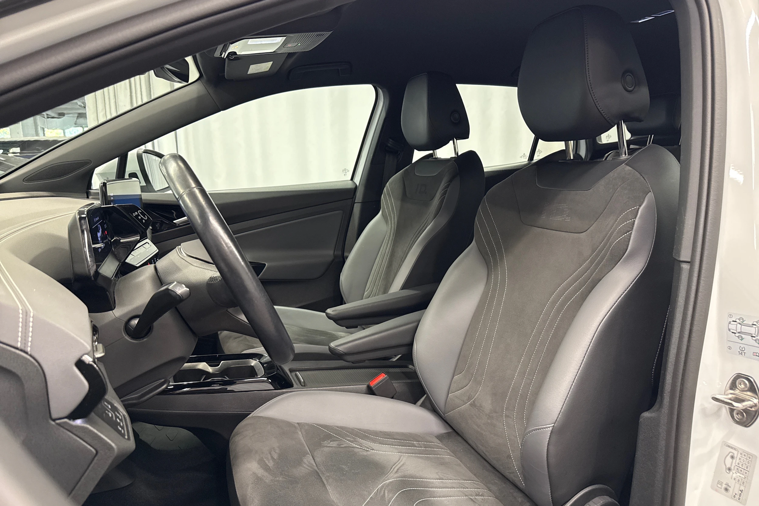 valkoinen Volkswagen ID.4 2023 kuva 22.