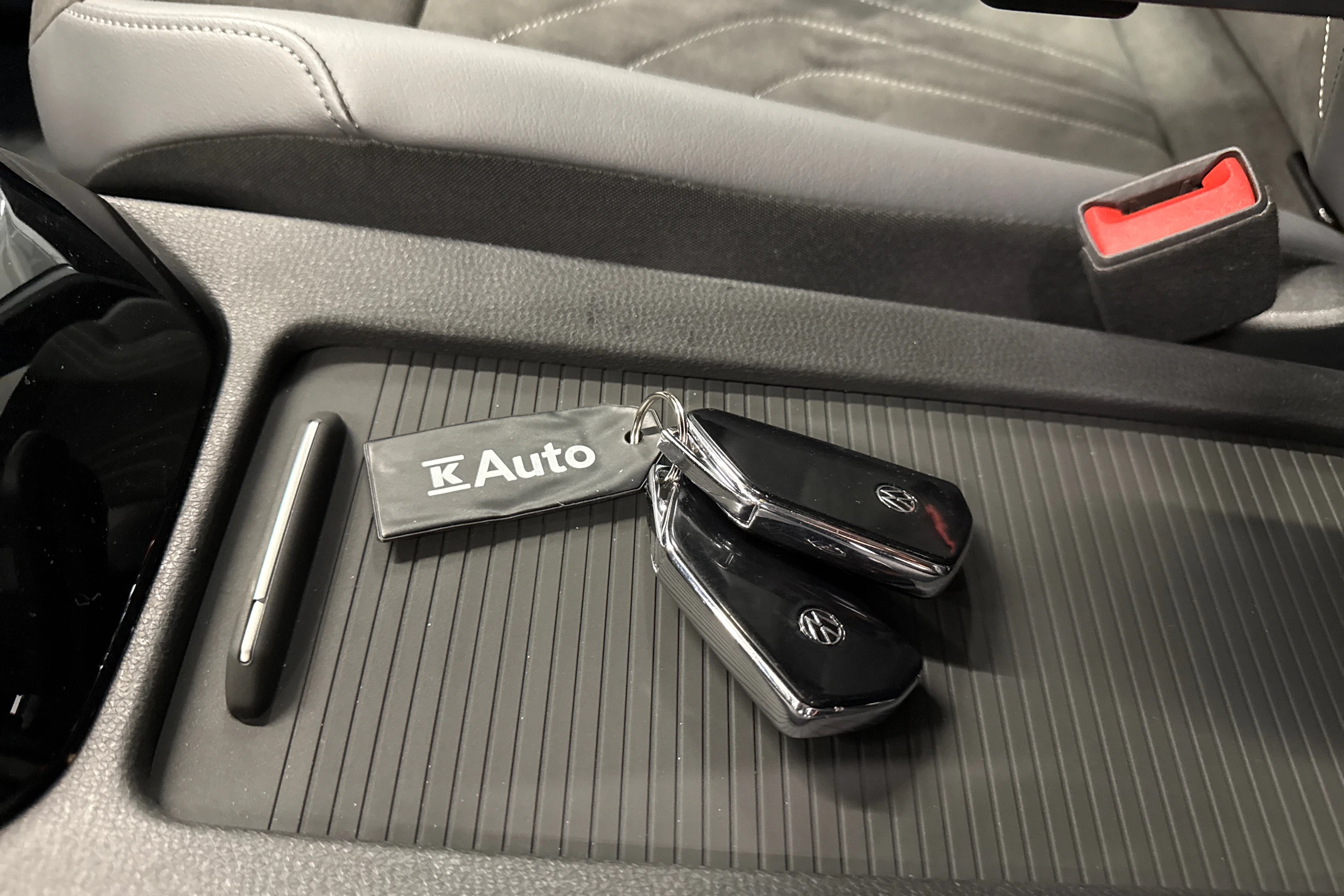 valkoinen Volkswagen ID.4 2023 kuva 27.