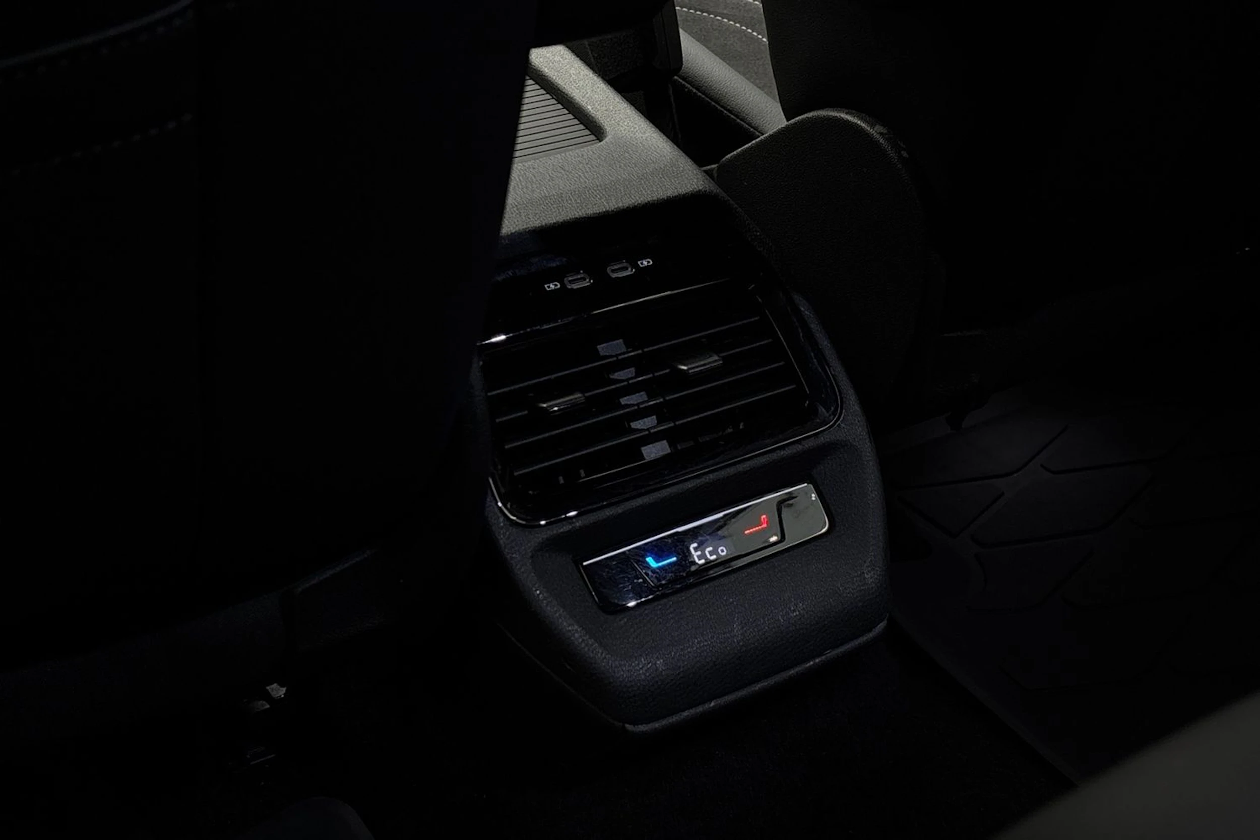 musta Volkswagen ID.4 2023 kuva 13.