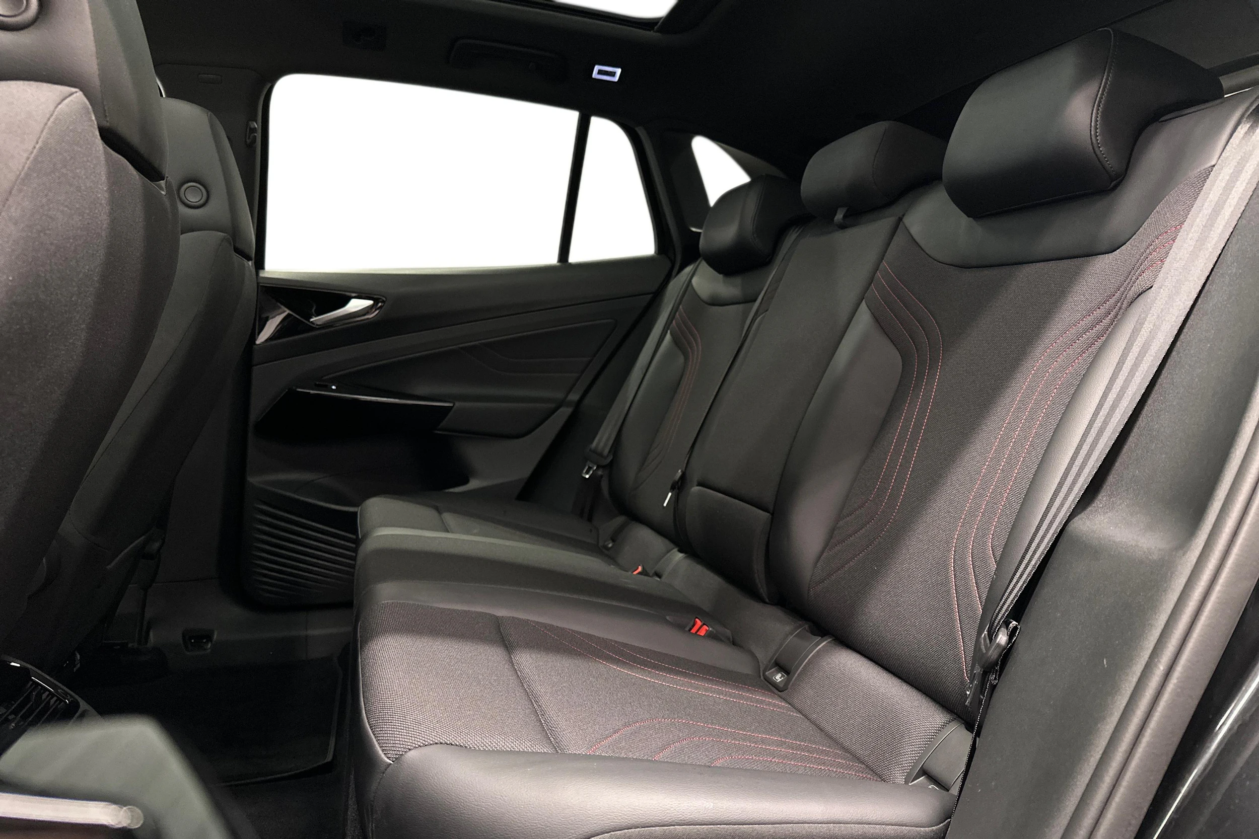 musta Volkswagen ID.4 2023 kuva 8.