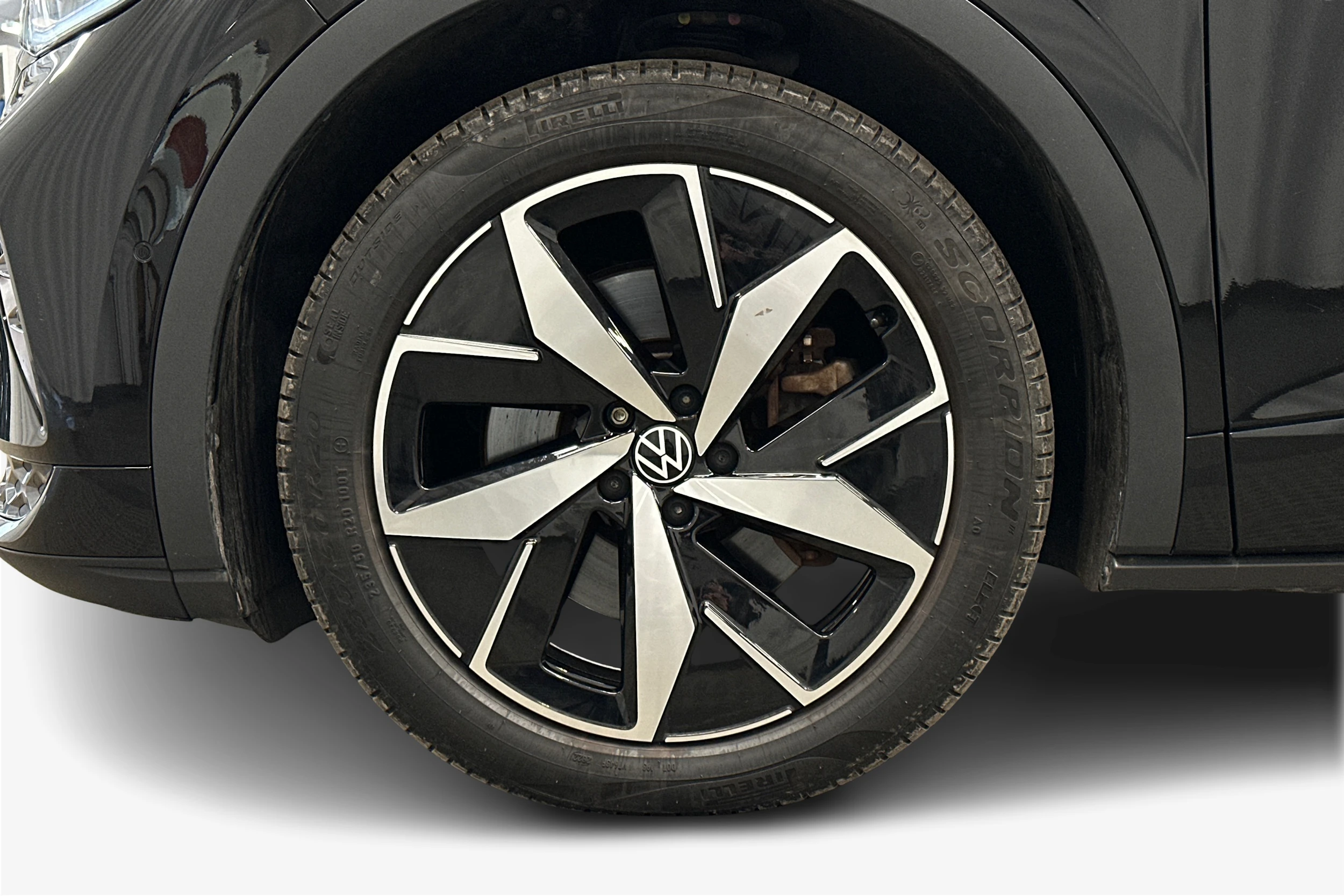 musta Volkswagen ID.4 2023 kuva 9.