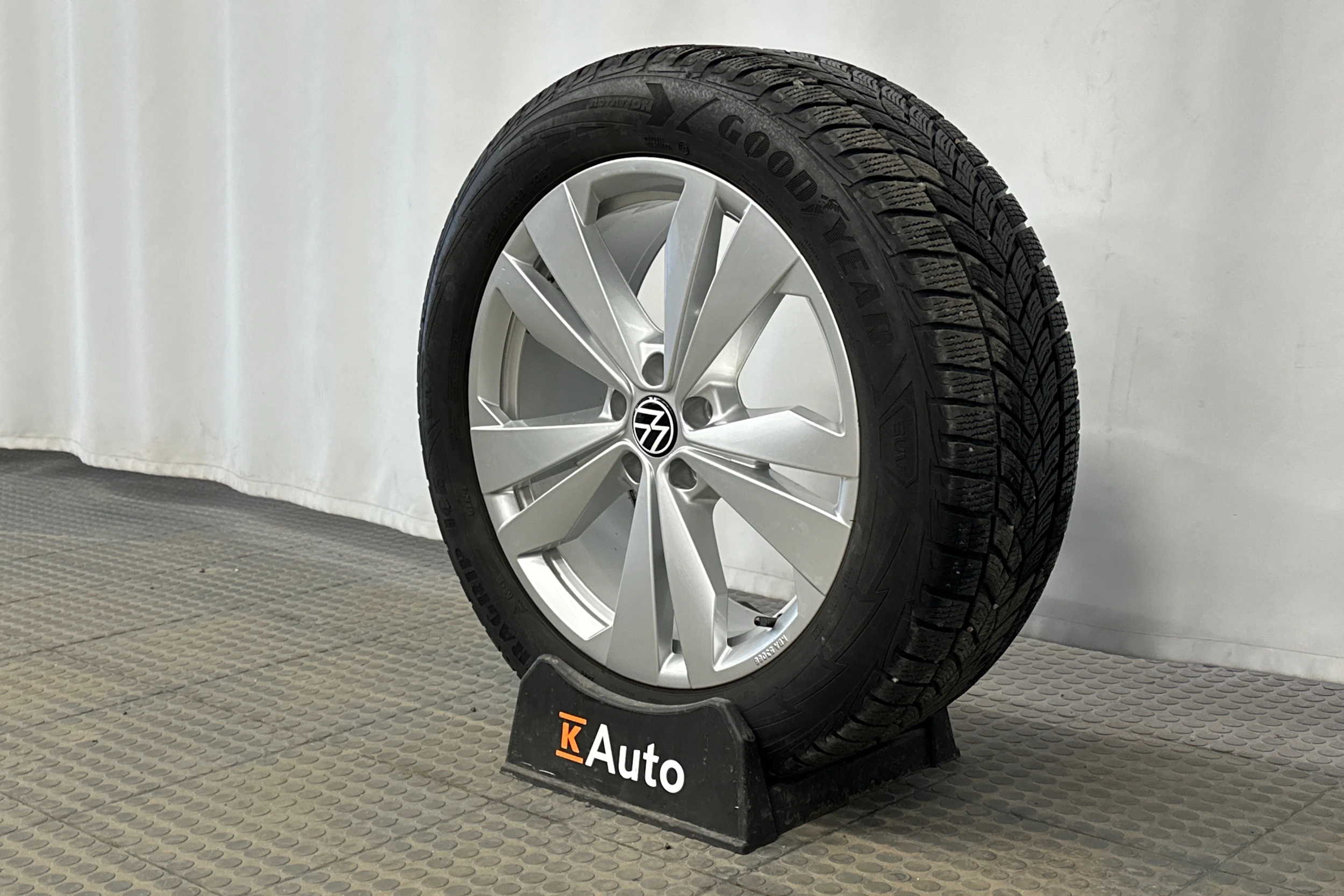 musta Volkswagen ID.4 2023 kuva 10.