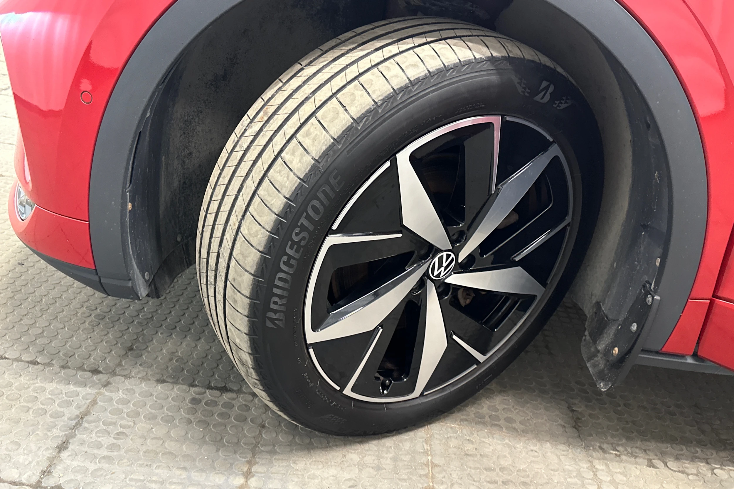 punainen Volkswagen ID.4 2023 kuva 10.