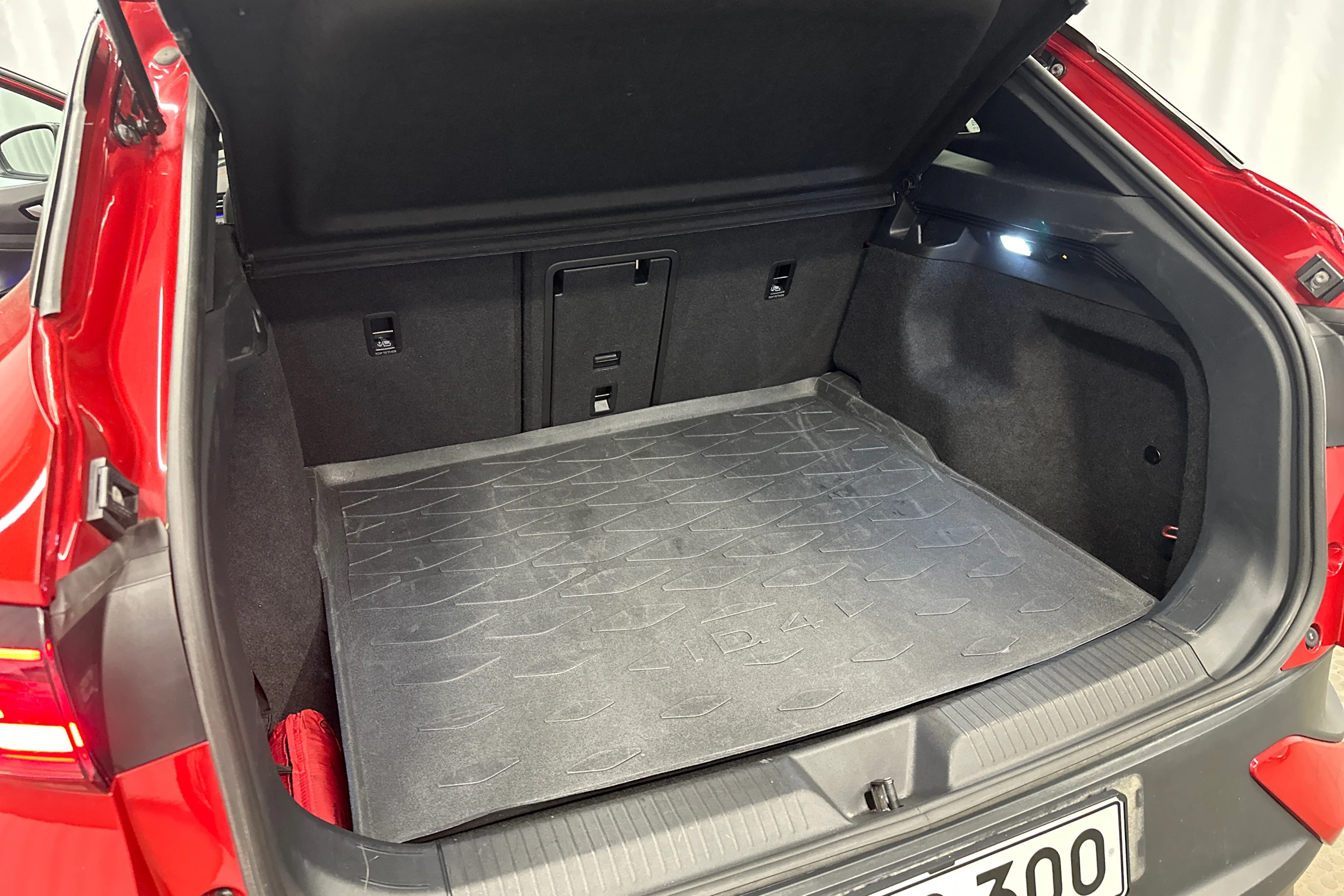 punainen Volkswagen ID.4 2023 kuva 32.
