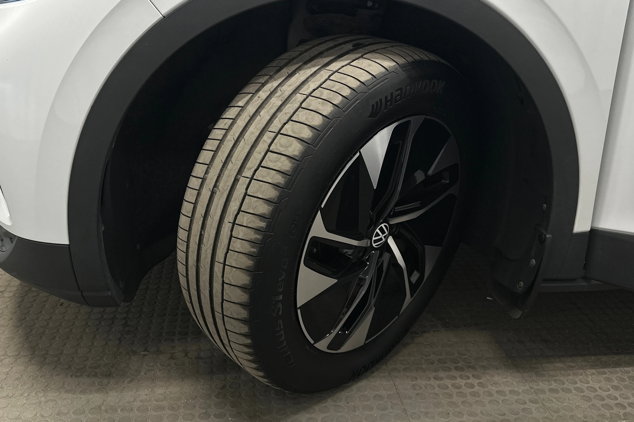 valkoinen Volkswagen ID.4 2023 kuva 10.