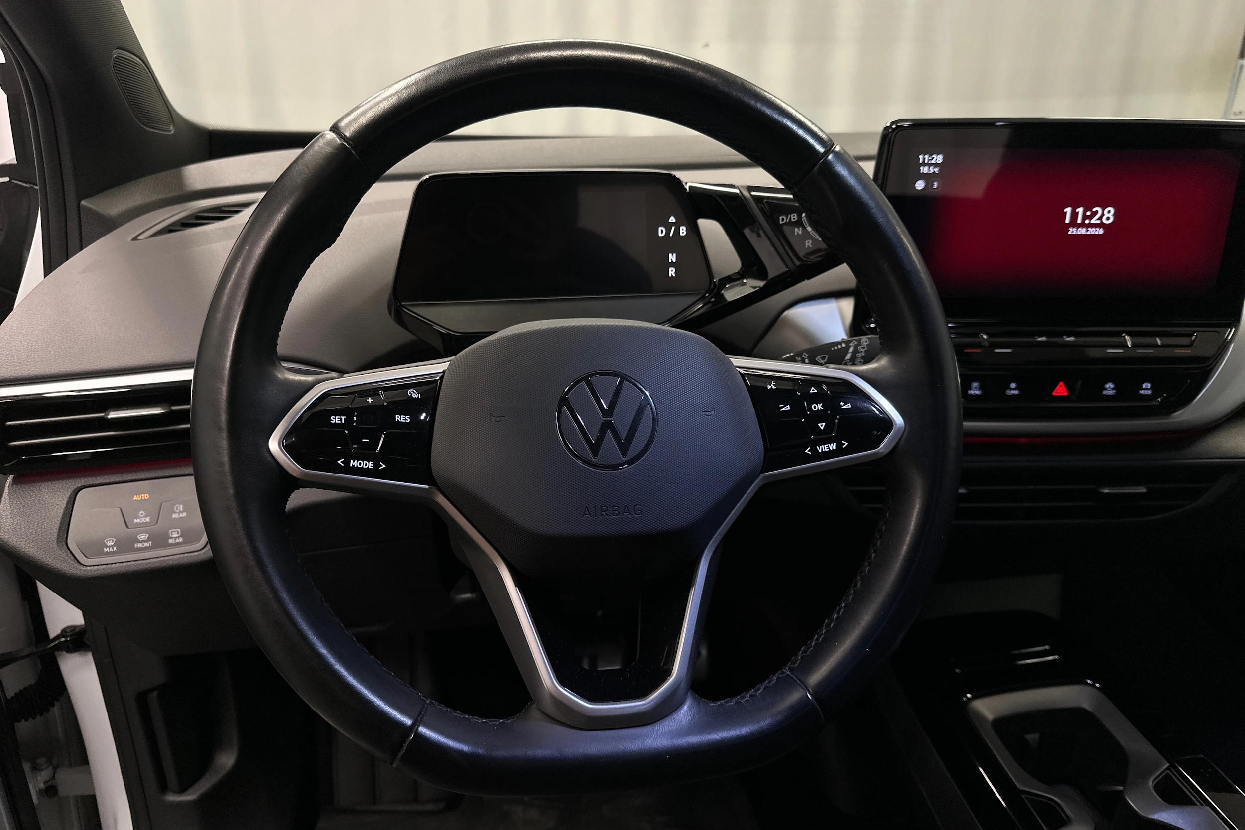 valkoinen Volkswagen ID.4 2023 kuva 11.