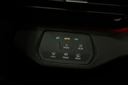 valkoinen Volkswagen ID.4 2023 kuva 16.
