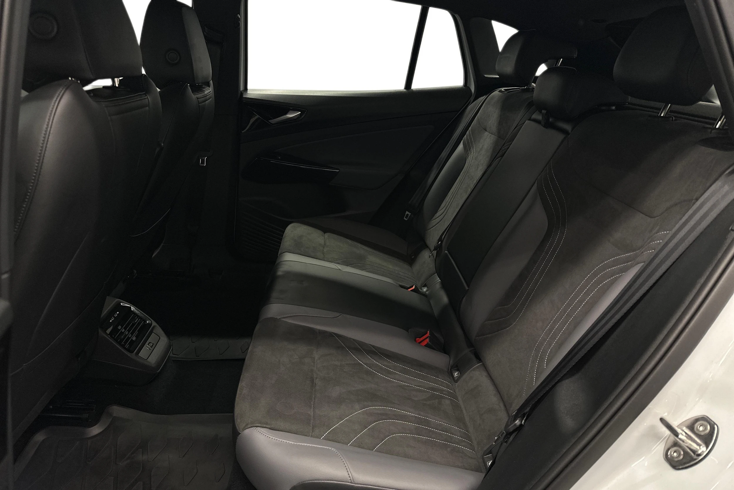 valkoinen Volkswagen ID.4 2023 kuva 8.