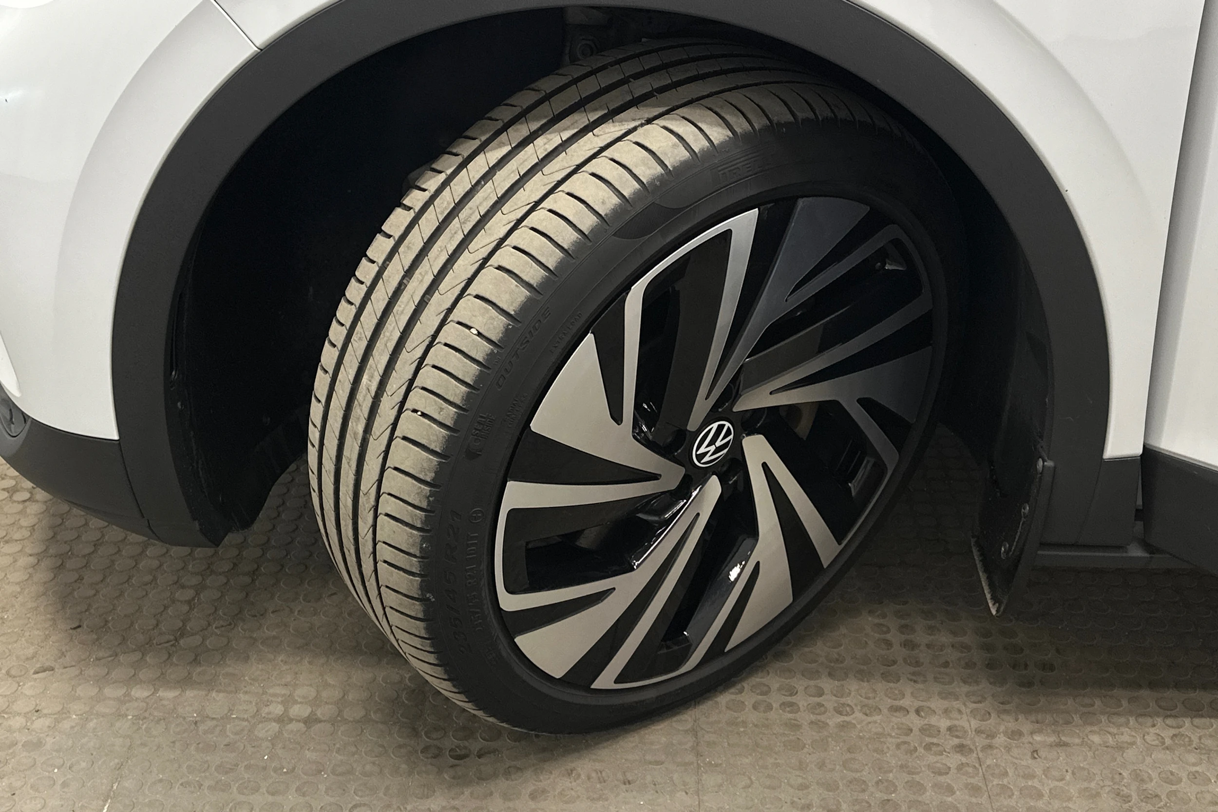 valkoinen Volkswagen ID.4 2023 kuva 10.