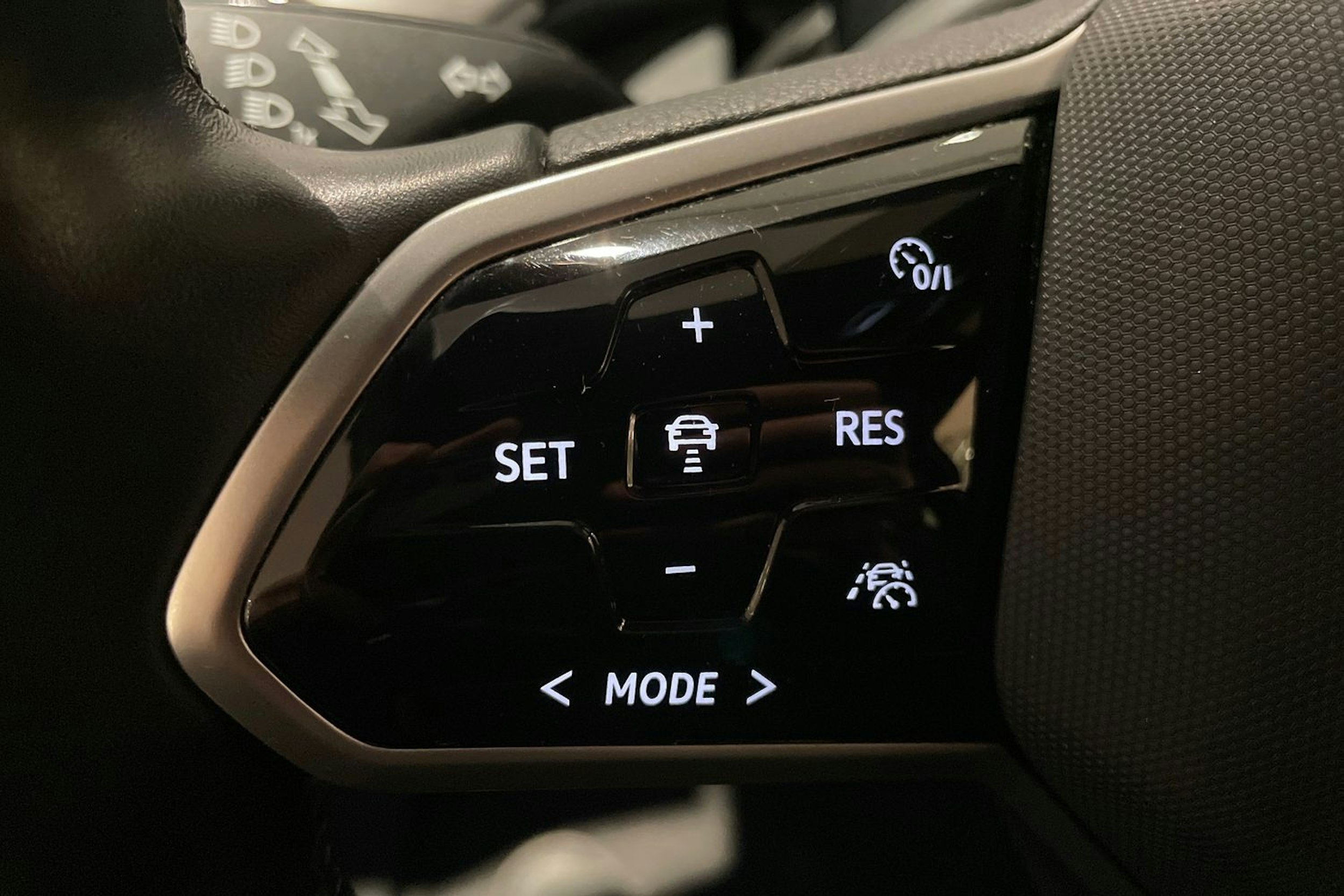 sininen Volkswagen ID.4 2023 kuva 22.