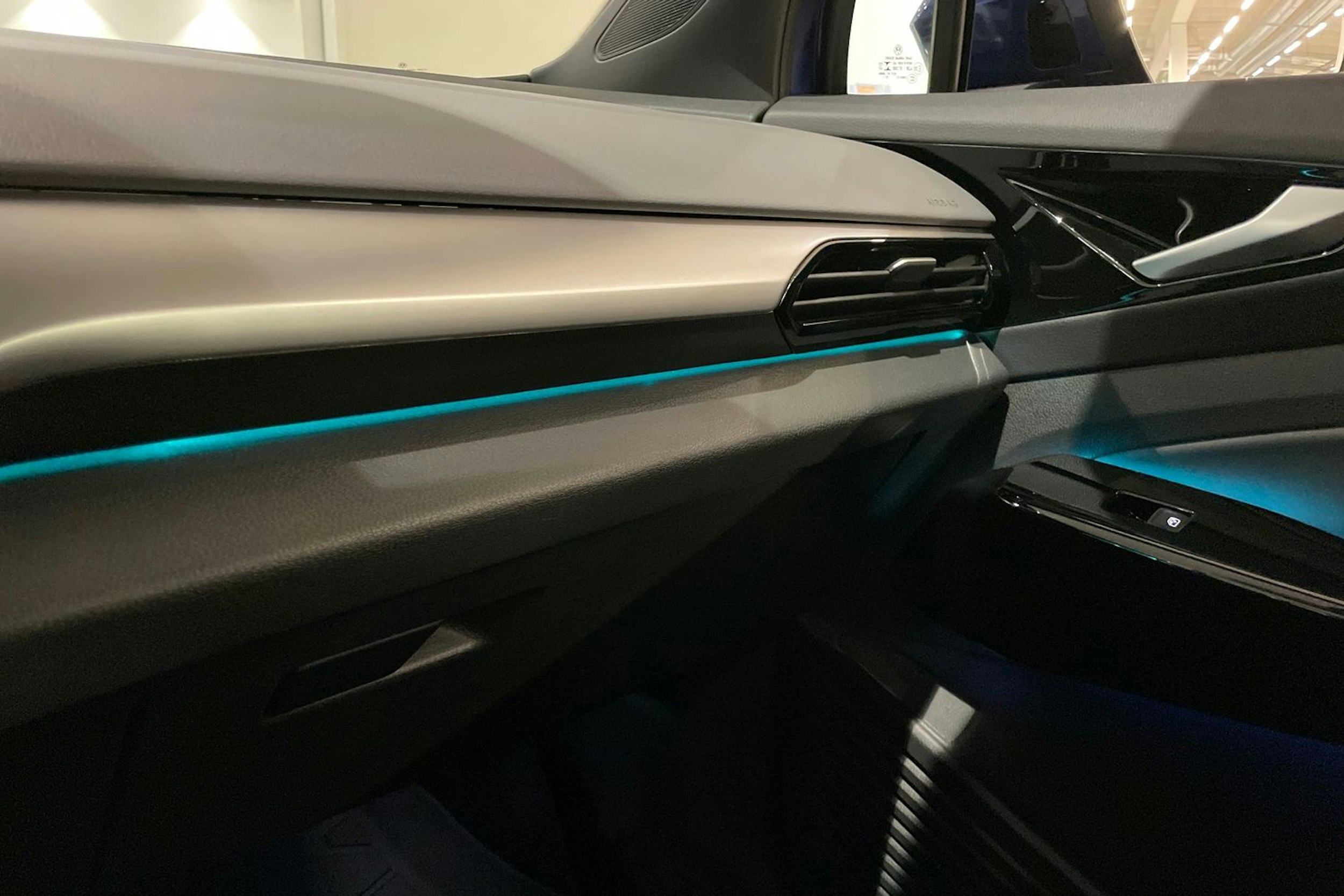 sininen Volkswagen ID.4 2023 kuva 25.