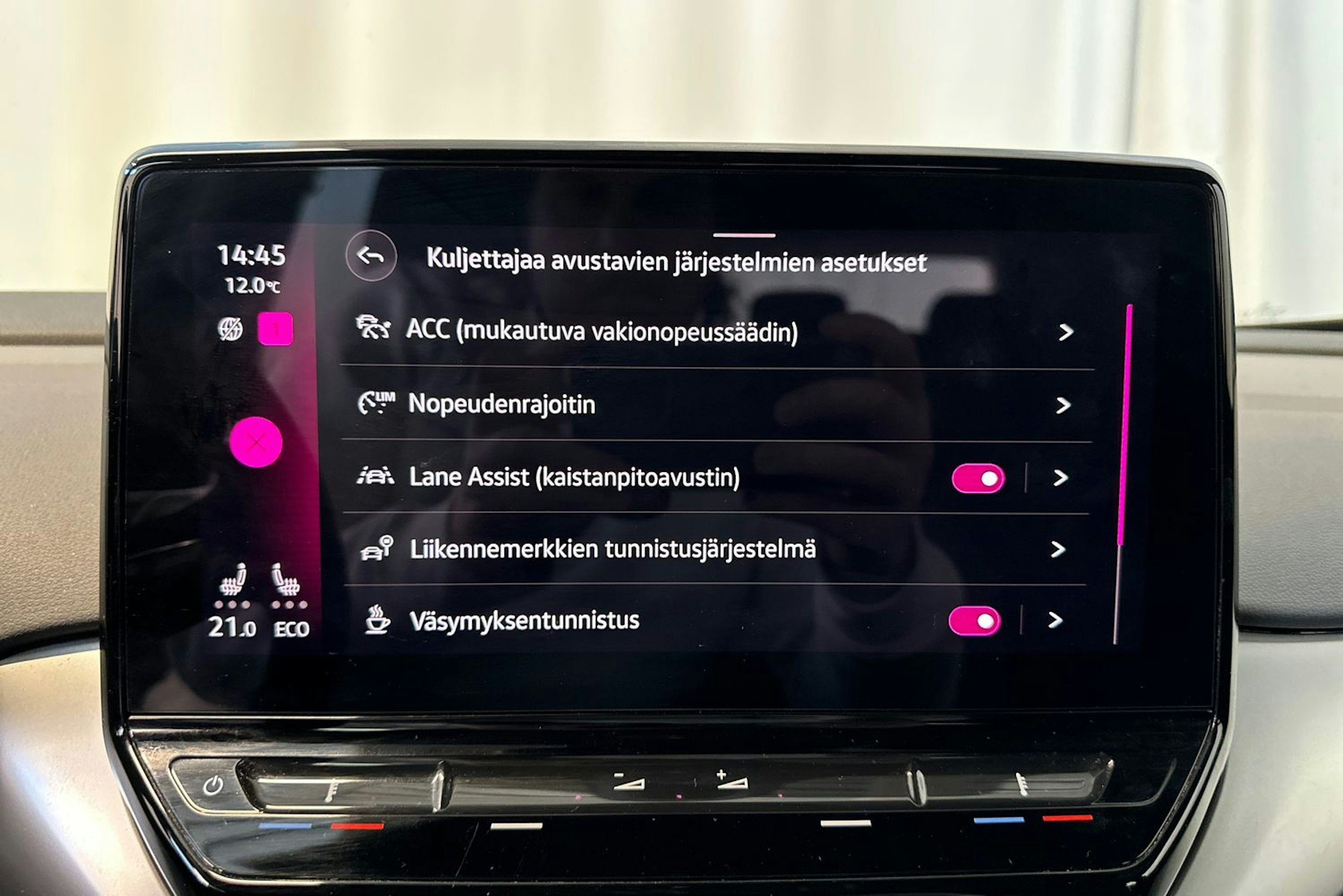 musta Volkswagen ID.4 2023 kuva 18.