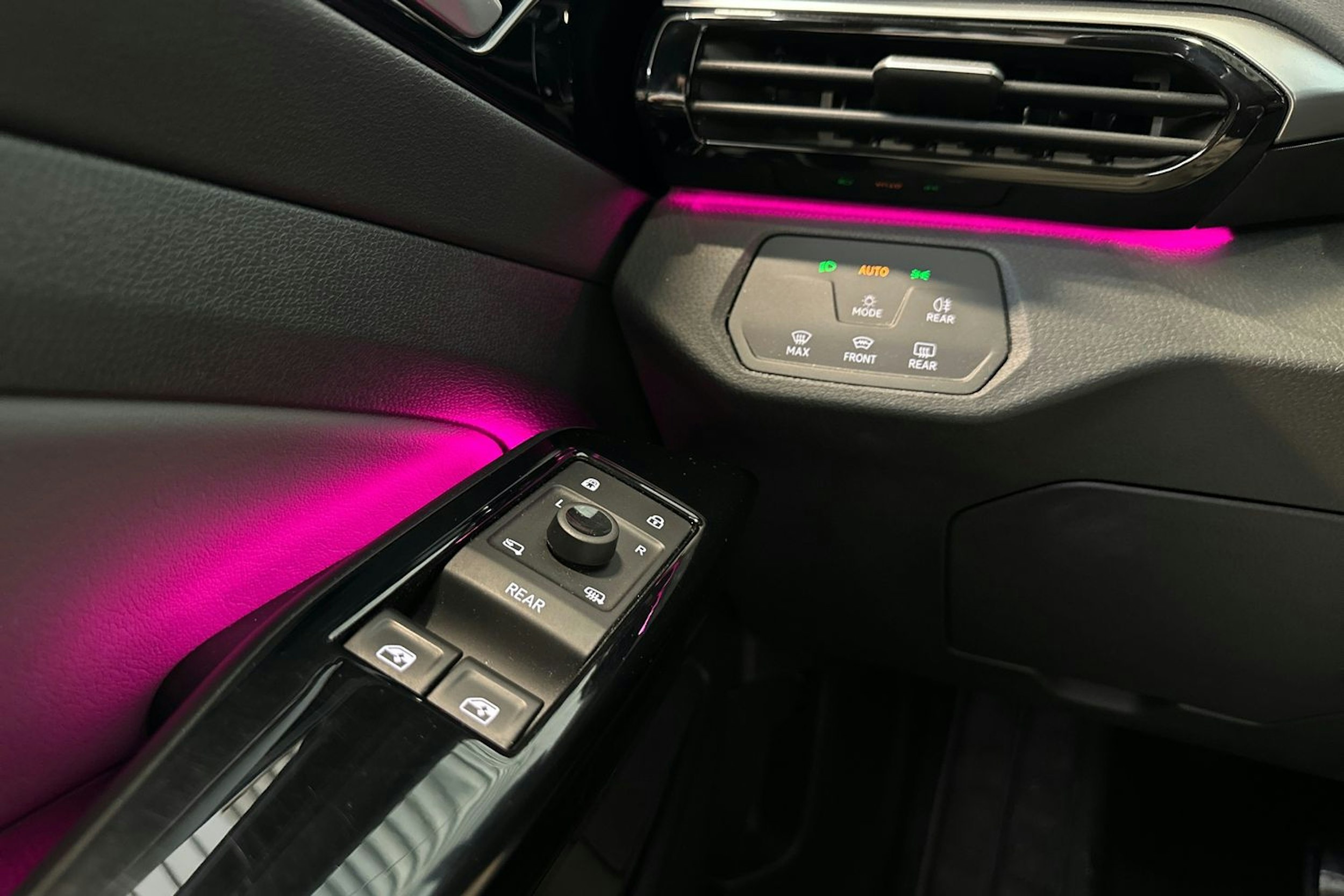 musta Volkswagen ID.4 2023 kuva 21.