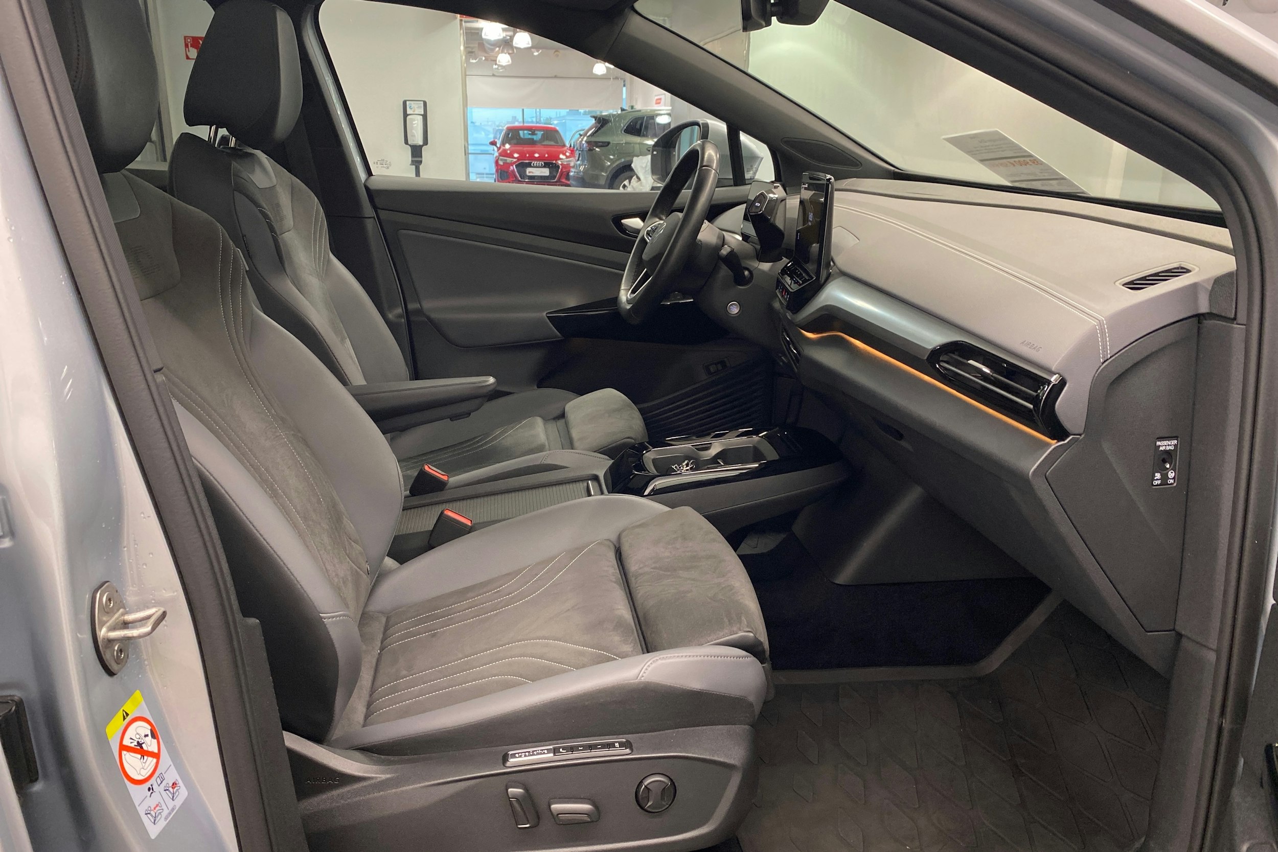 harmaa Volkswagen ID.4 2023 kuva 37.