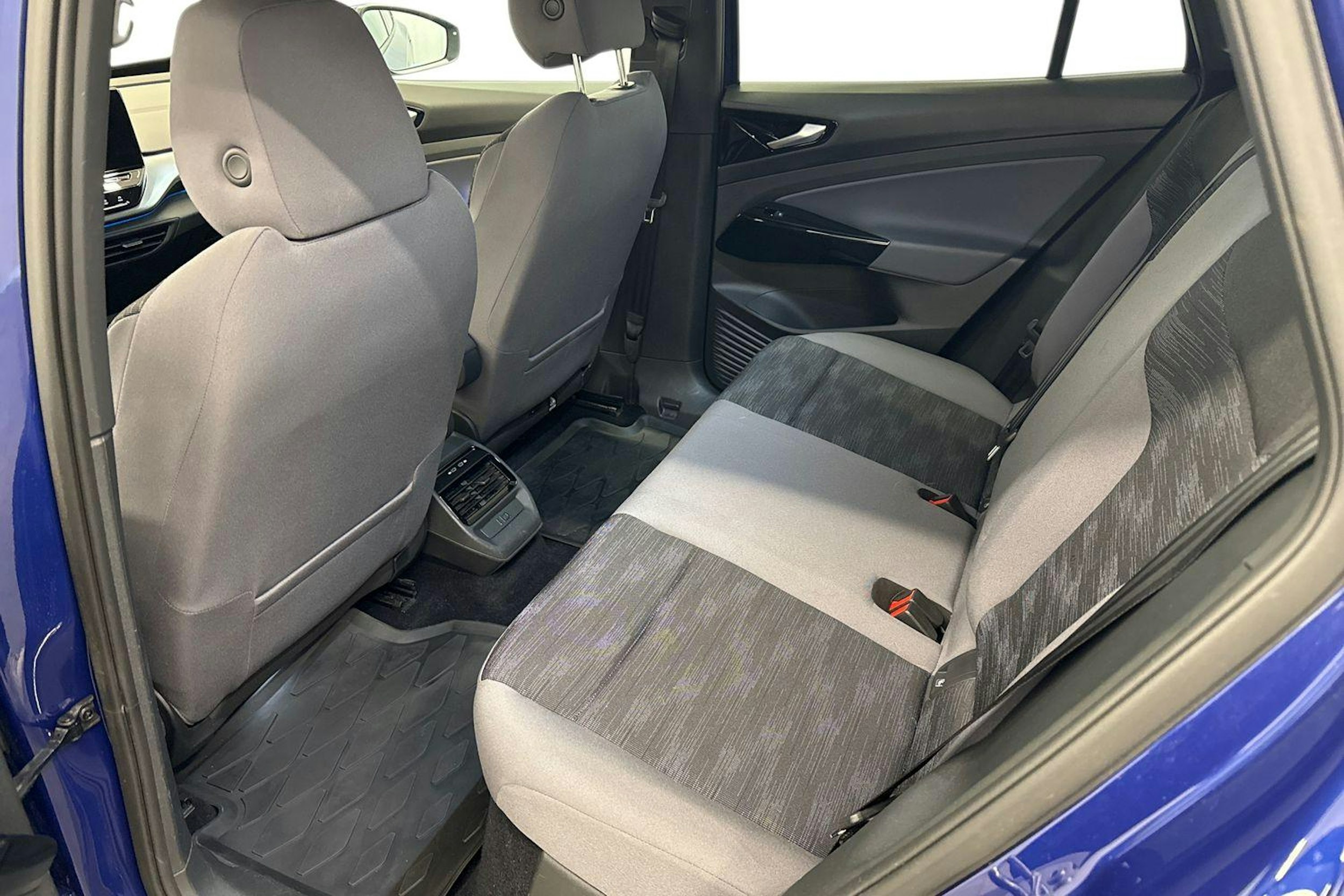 Sininen Volkswagen ID.4 2023 kuva 10.
