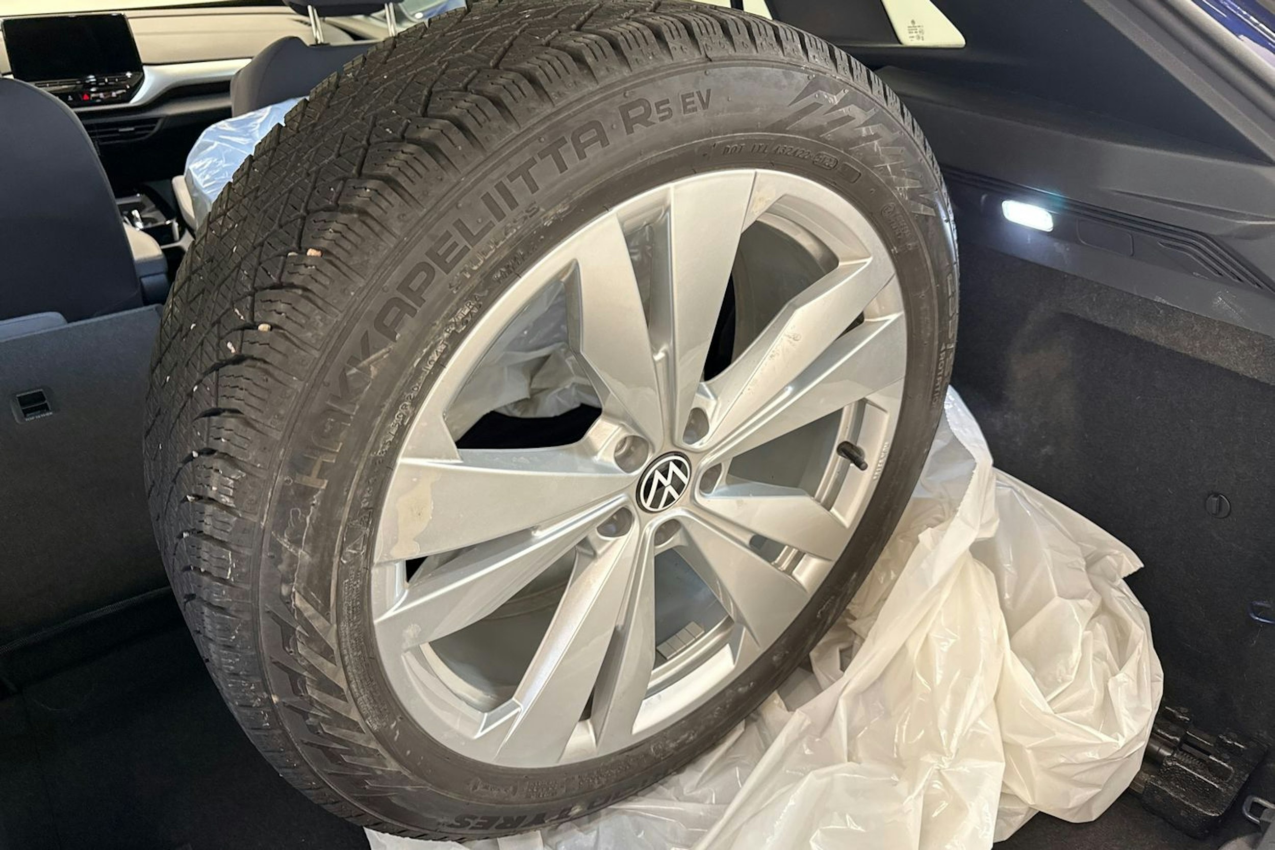 Sininen Volkswagen ID.4 2023 kuva 13.