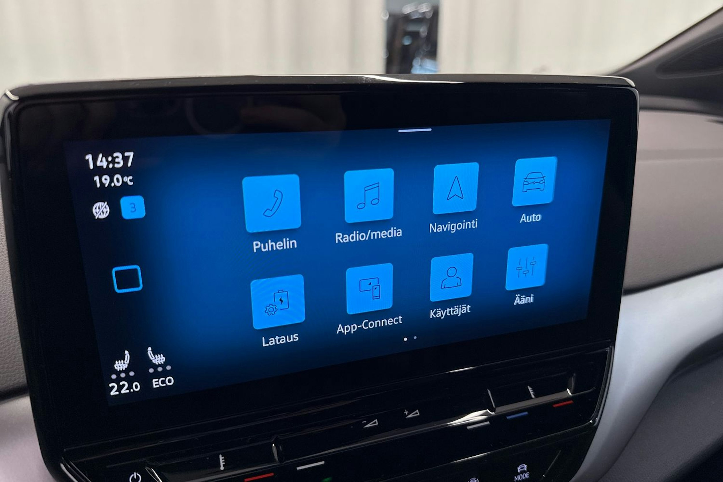 Sininen Volkswagen ID.4 2023 kuva 22.