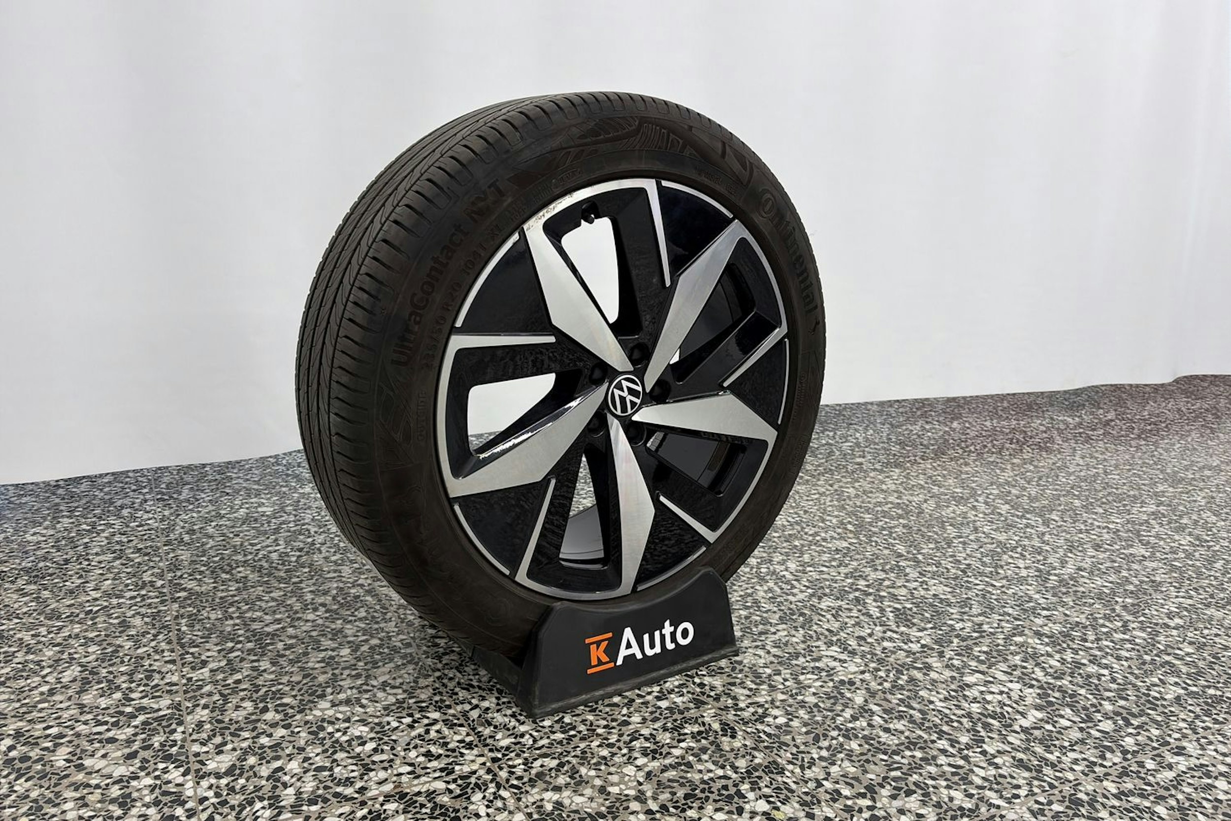 harmaa Volkswagen ID.4 2023 kuva 13.