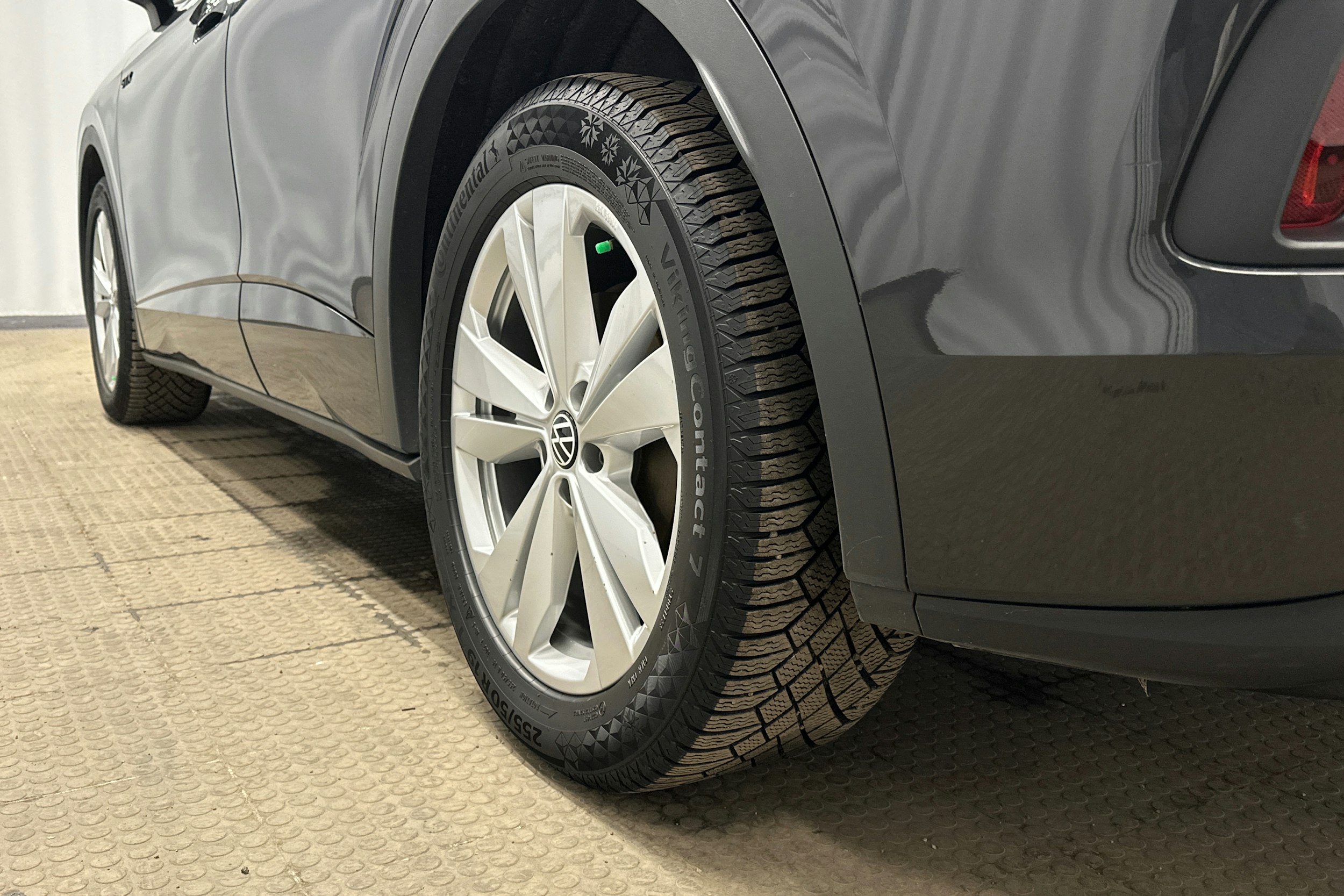 met. harmaa Volkswagen ID.4 2023 kuva 13.