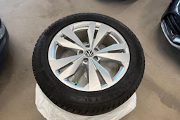 harmaa Volkswagen ID.4 2023 kuva 13.