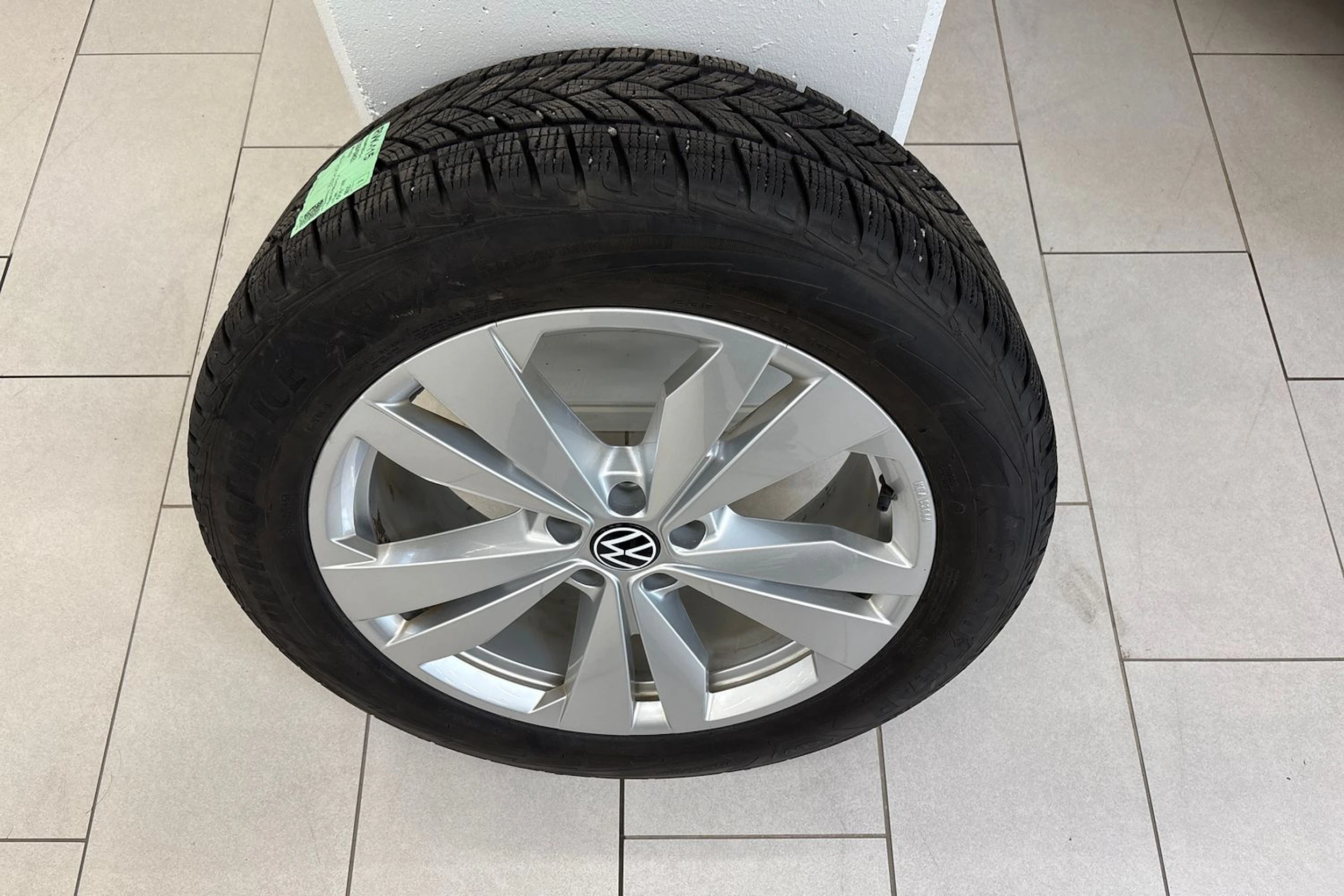 harmaa Volkswagen ID.4 2023 kuva 15.