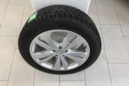 harmaa Volkswagen ID.4 2023 kuva 15.