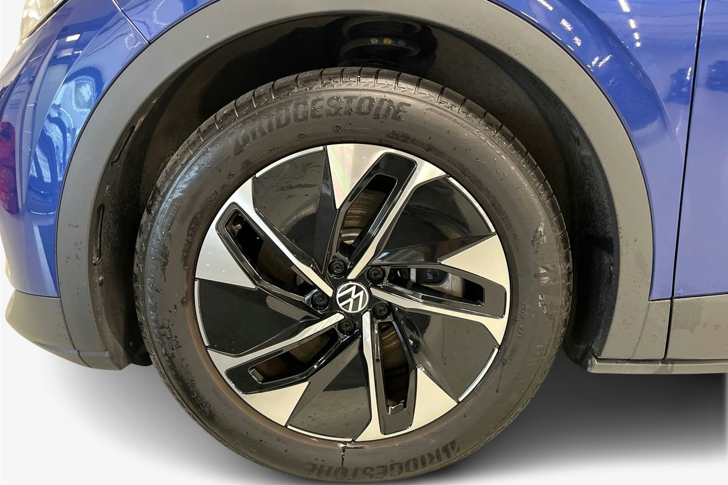 Sininen Volkswagen ID.4 2023 kuva 11.