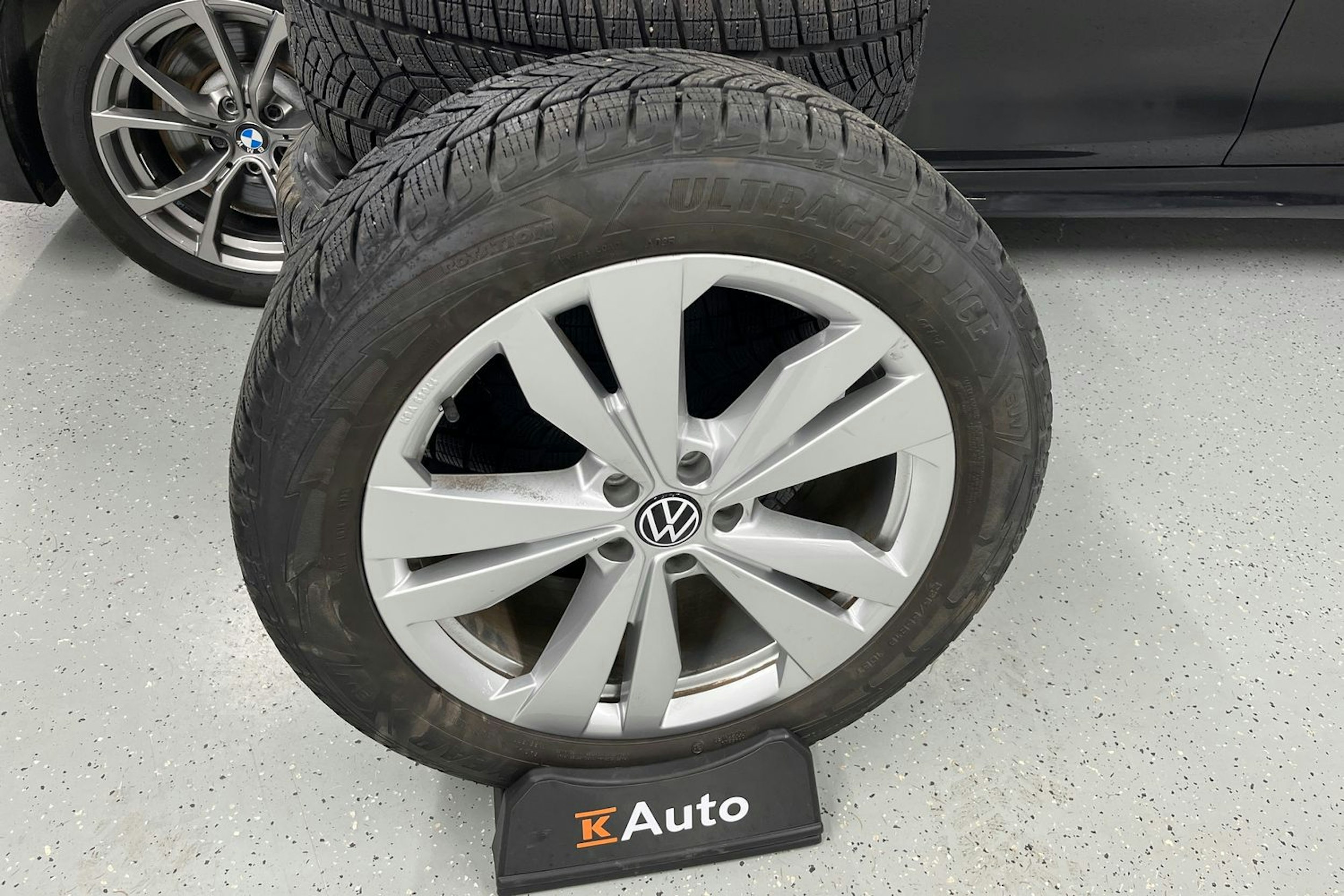 Sininen Volkswagen ID.4 2023 kuva 13.