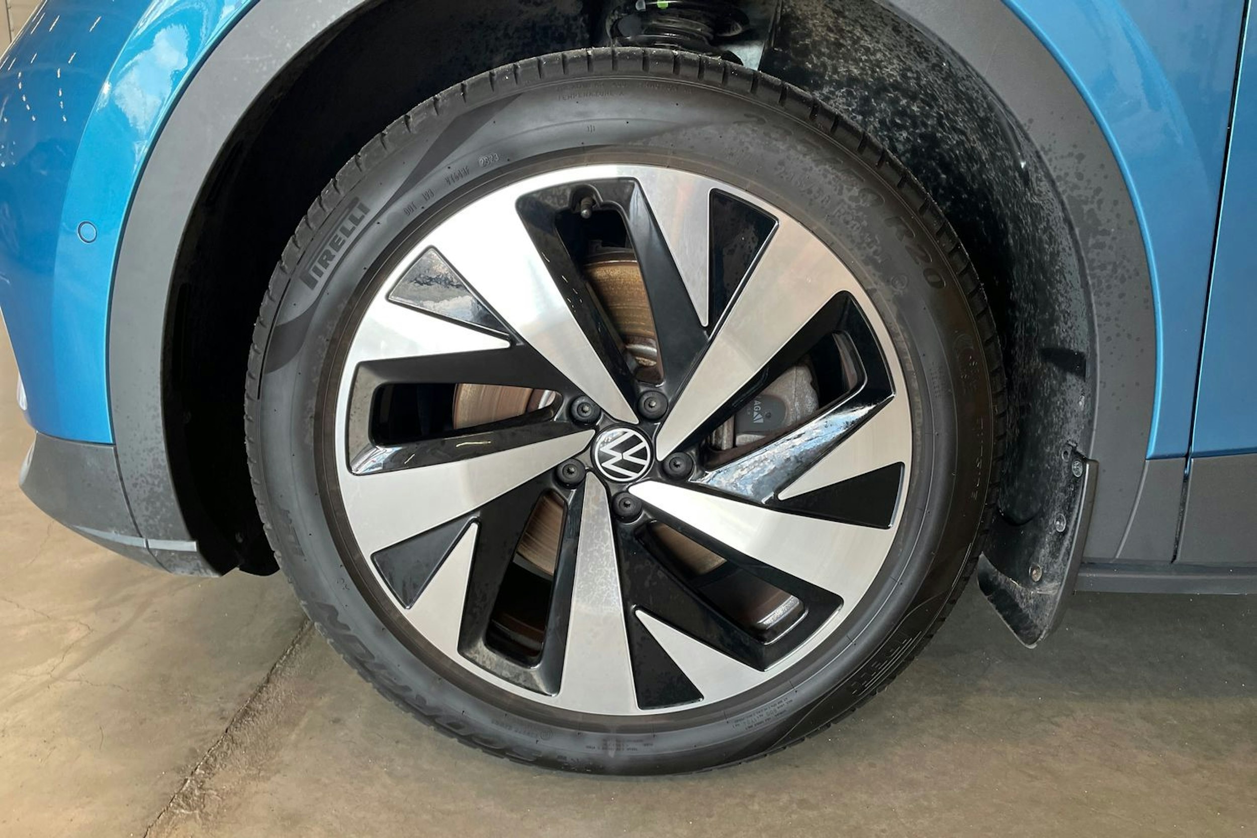 sininen Volkswagen ID.4 2023 kuva 9.
