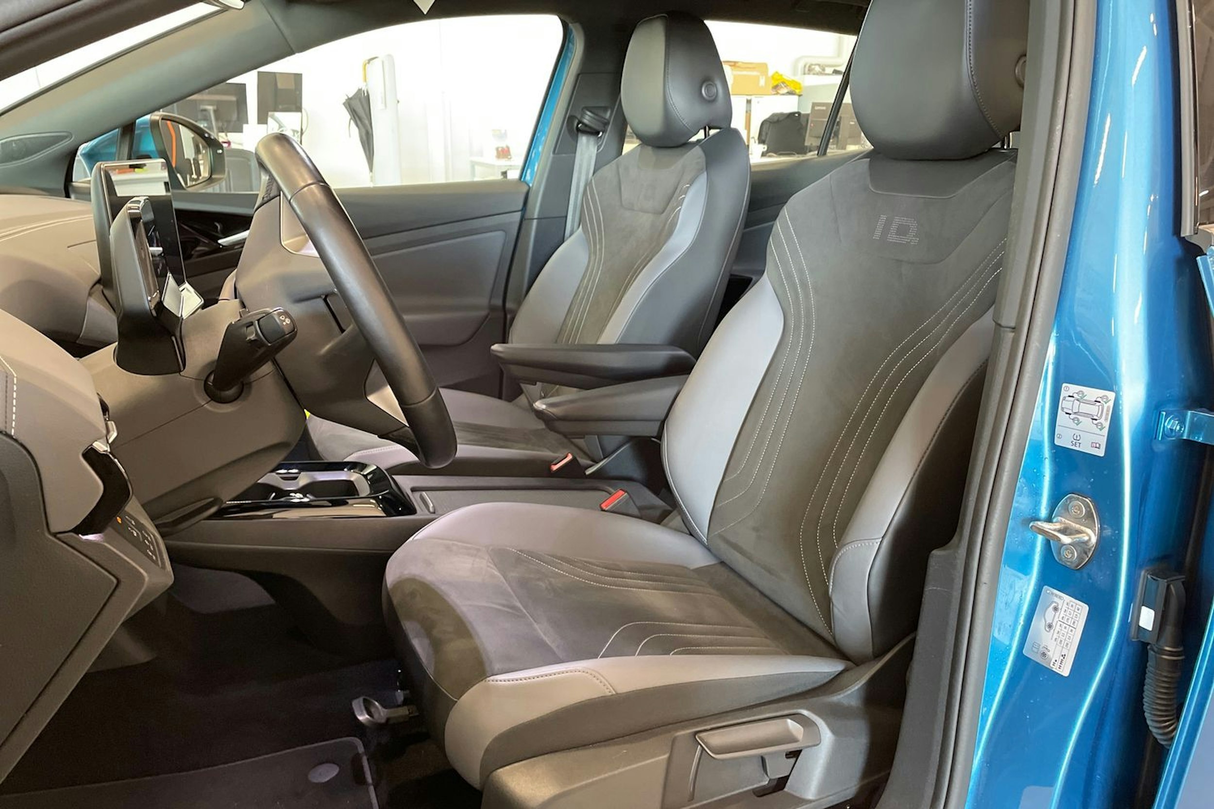 sininen Volkswagen ID.4 2023 kuva 11.