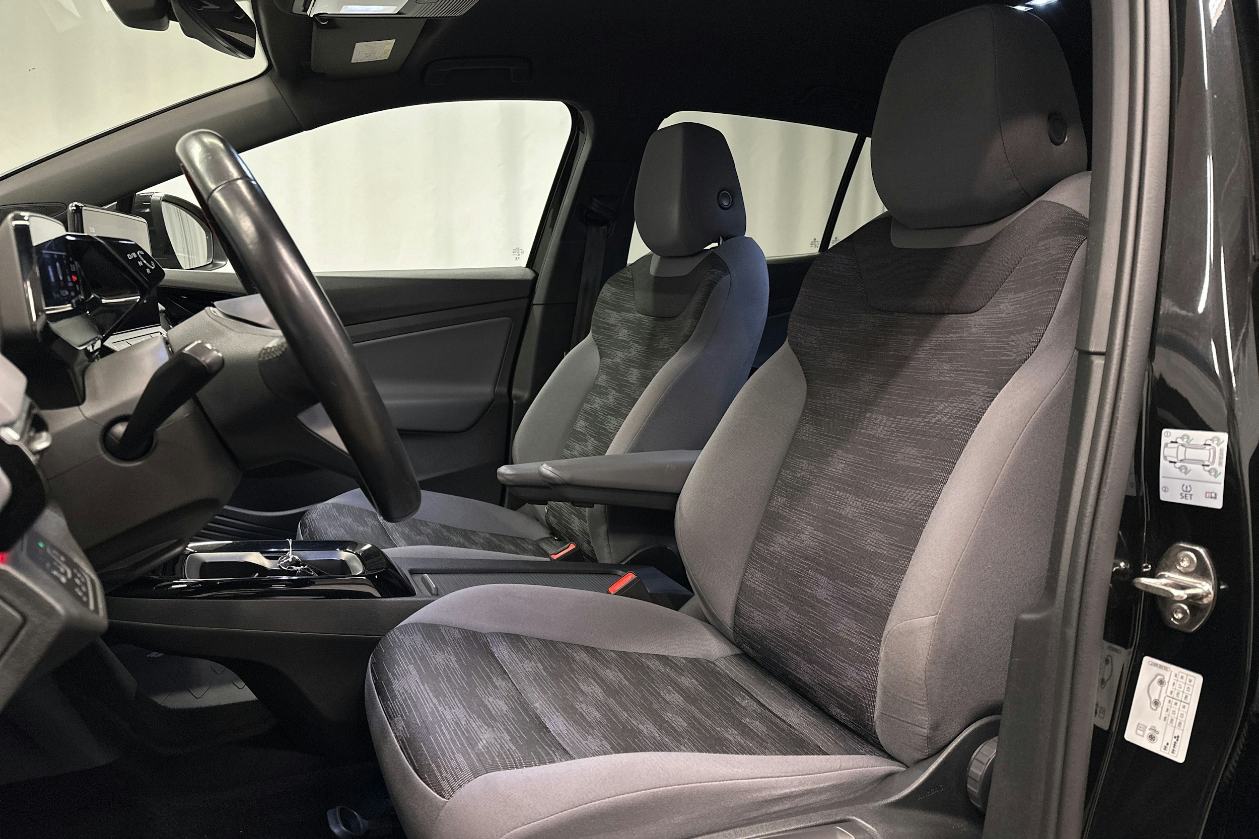 musta Volkswagen ID.4 2023 kuva 13.